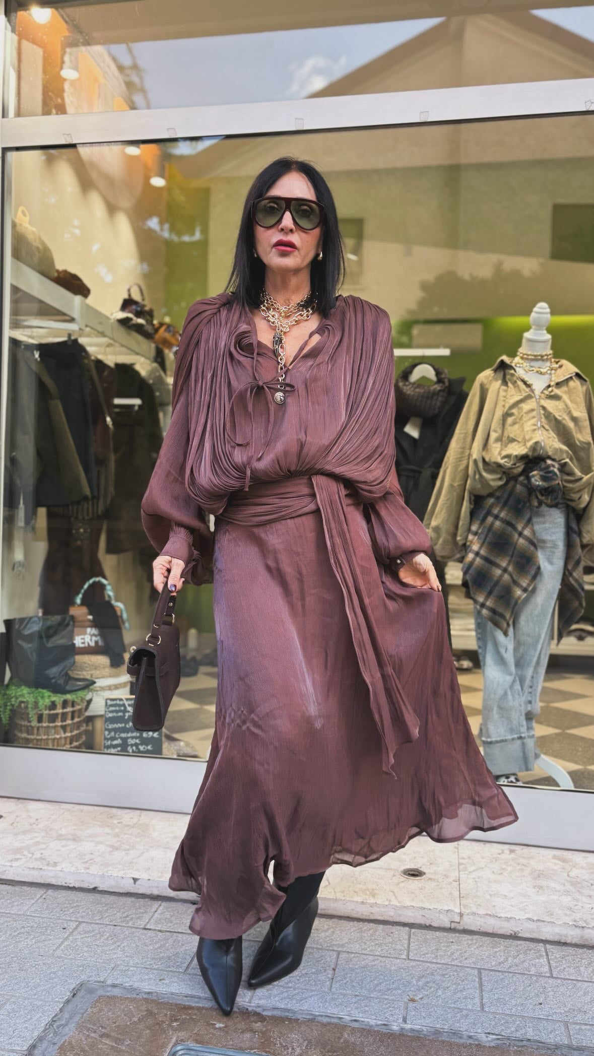 Abito con spalline imbottite