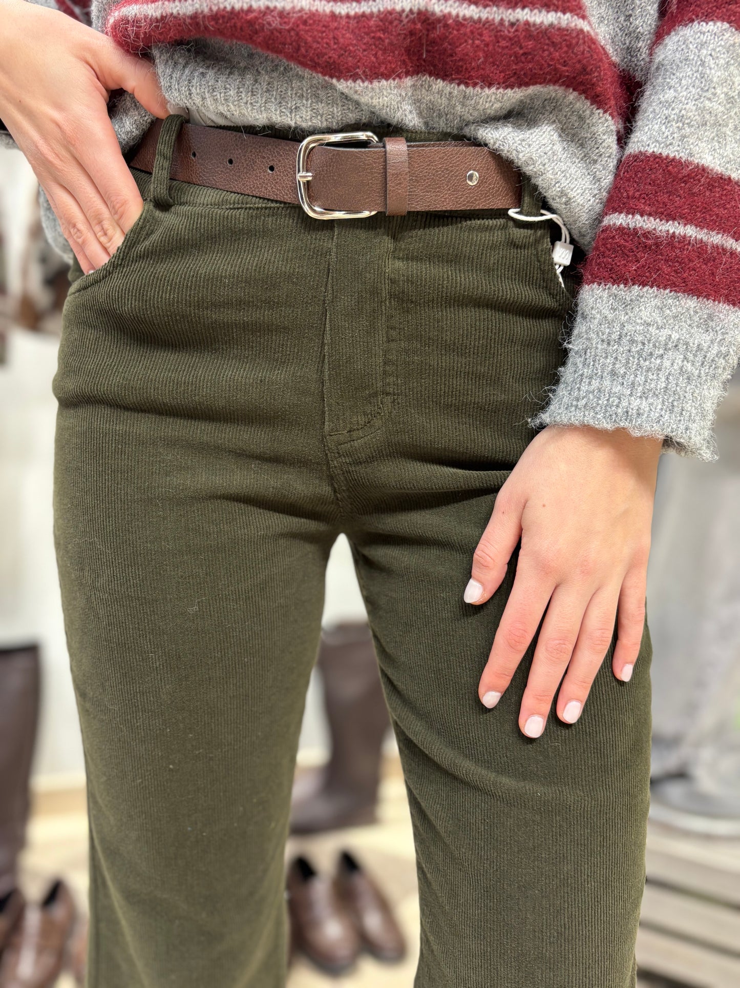 Motel pantalone a trombetta verde bosco in velluto a coste