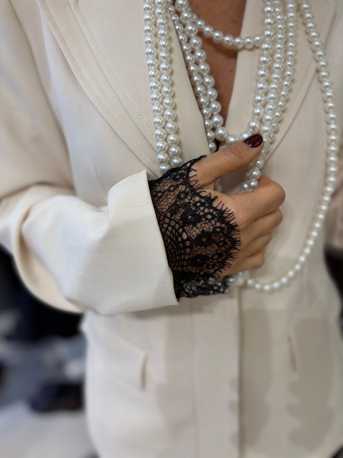 Blazer sciancrato con dettagli in pizzo