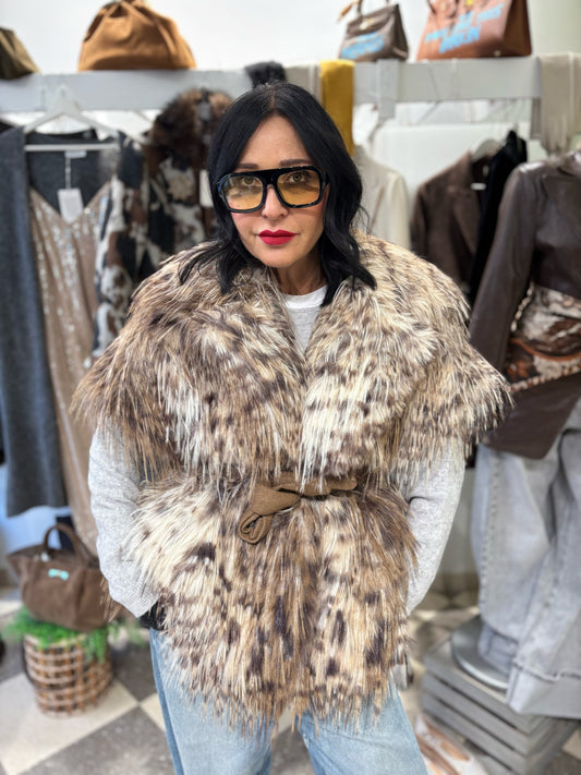 Gilet in eco-pelliccia maculata con cintura