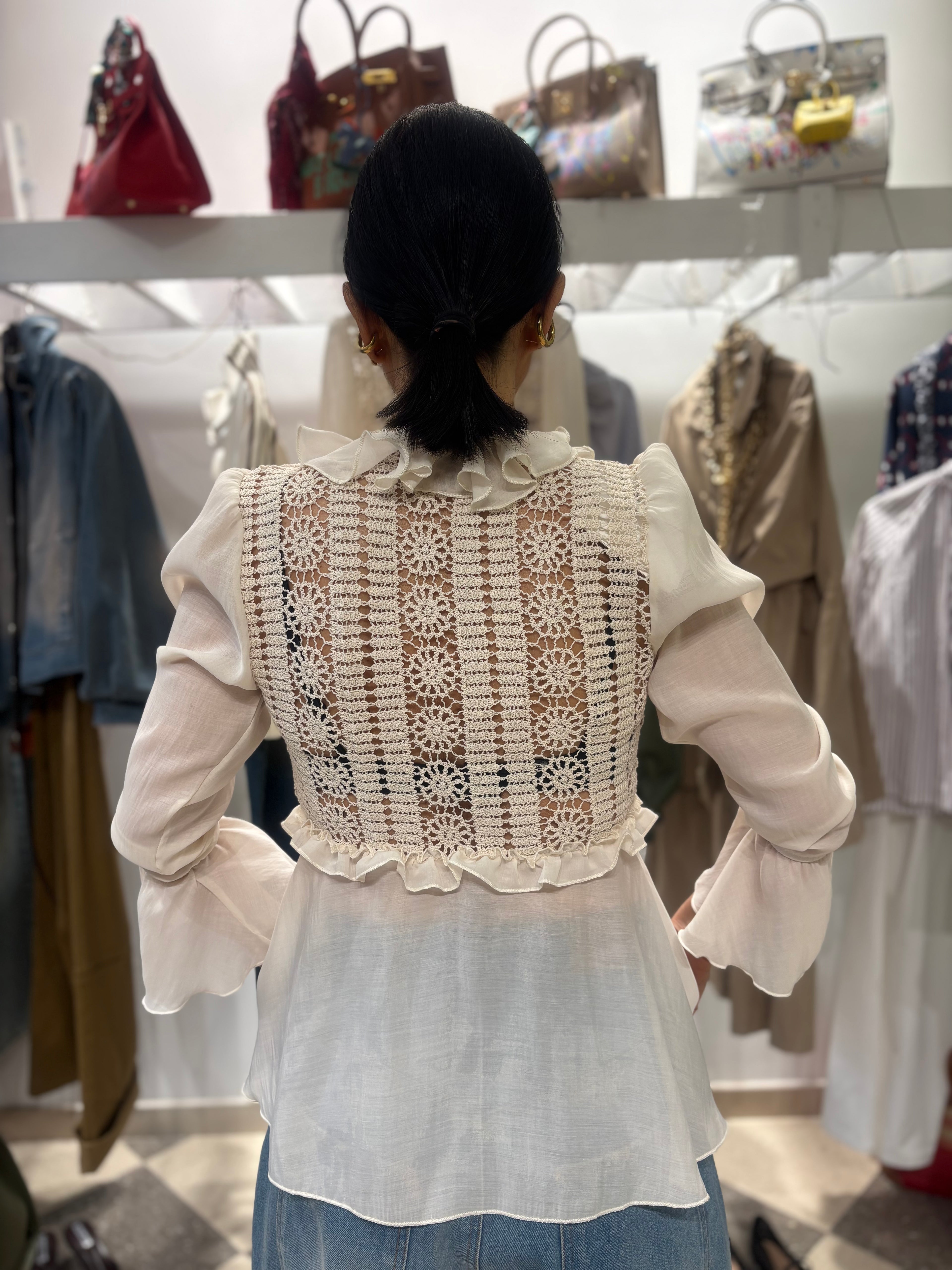 Blusa romantica con inserti crochet sabbia