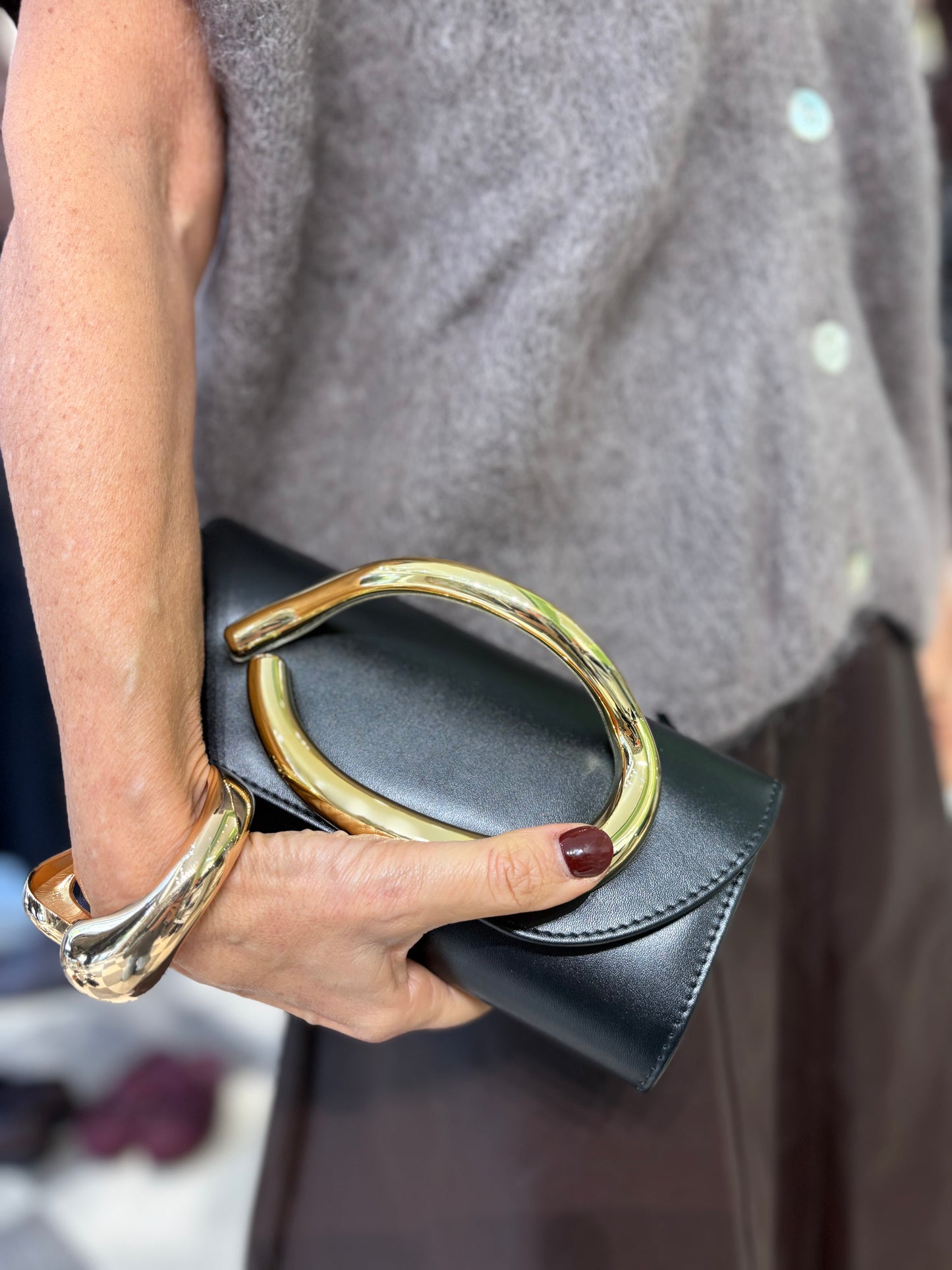 Clutch in ecopelle con dettaglio oro