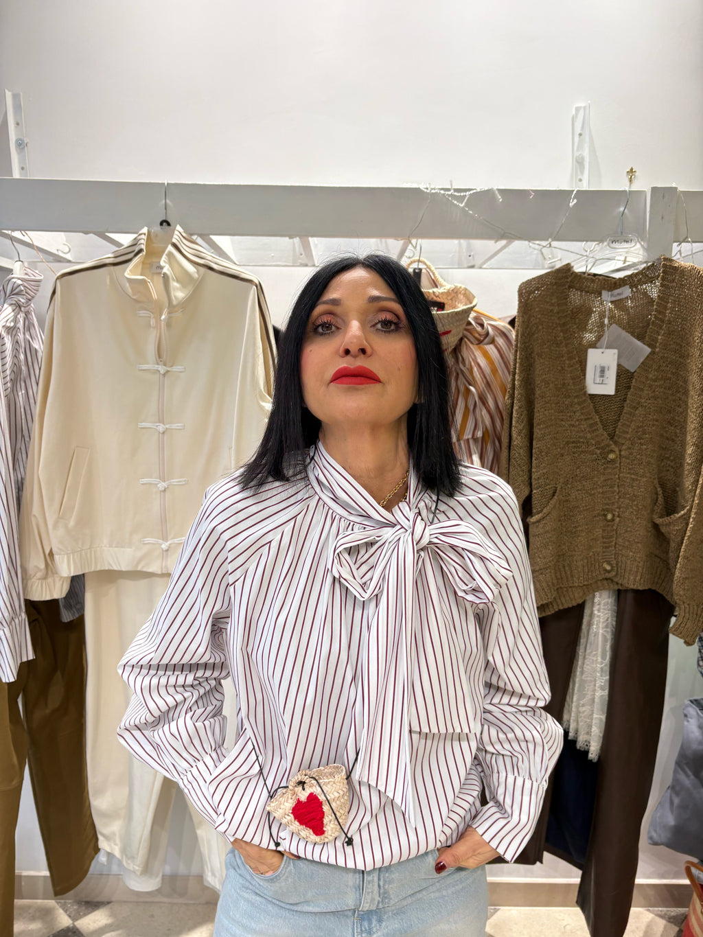 Camicia con fiocco sul collo e maniche leggermente a sbuffo