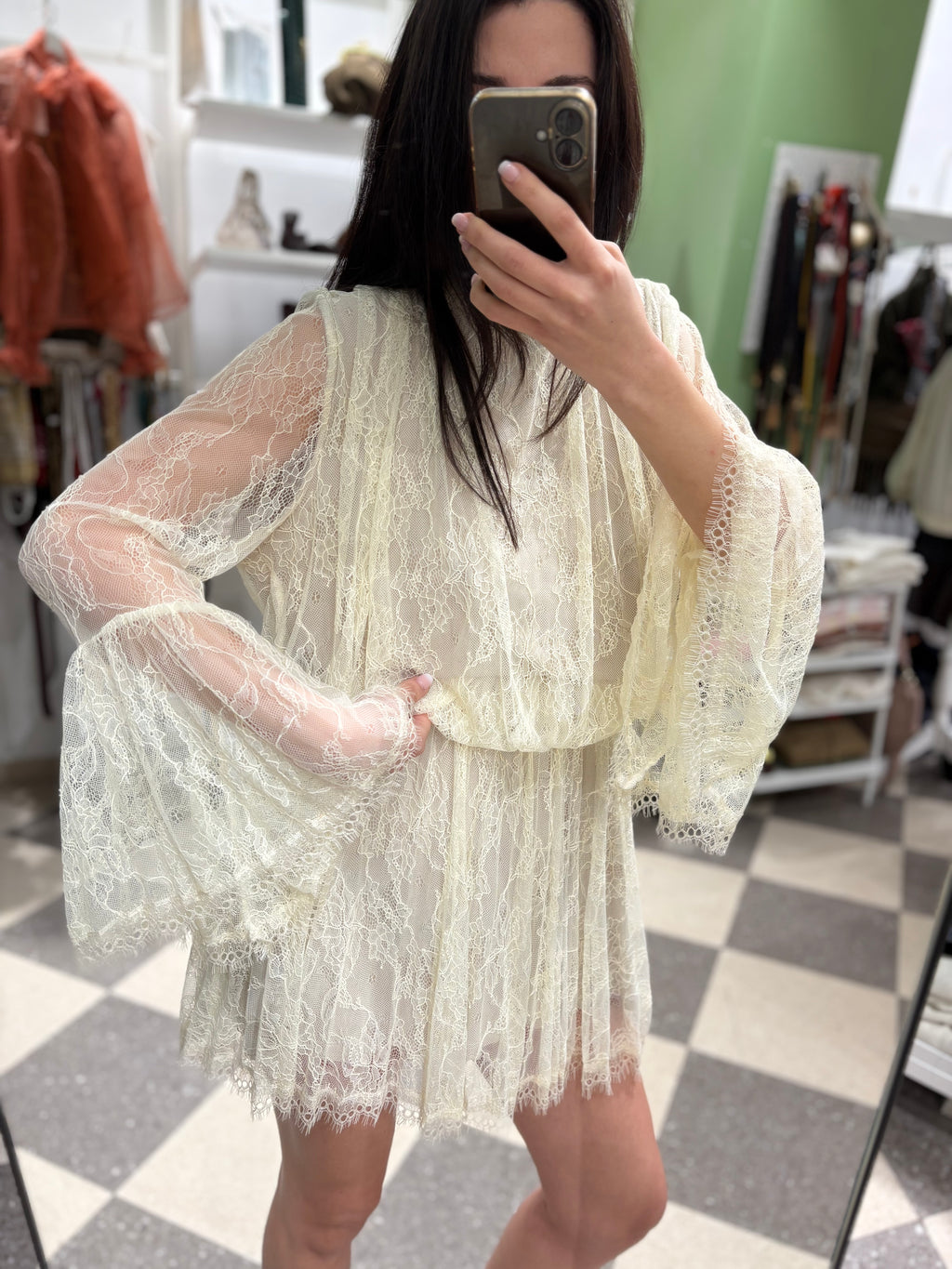 Abito corto in pizzo avorio con maniche ampie