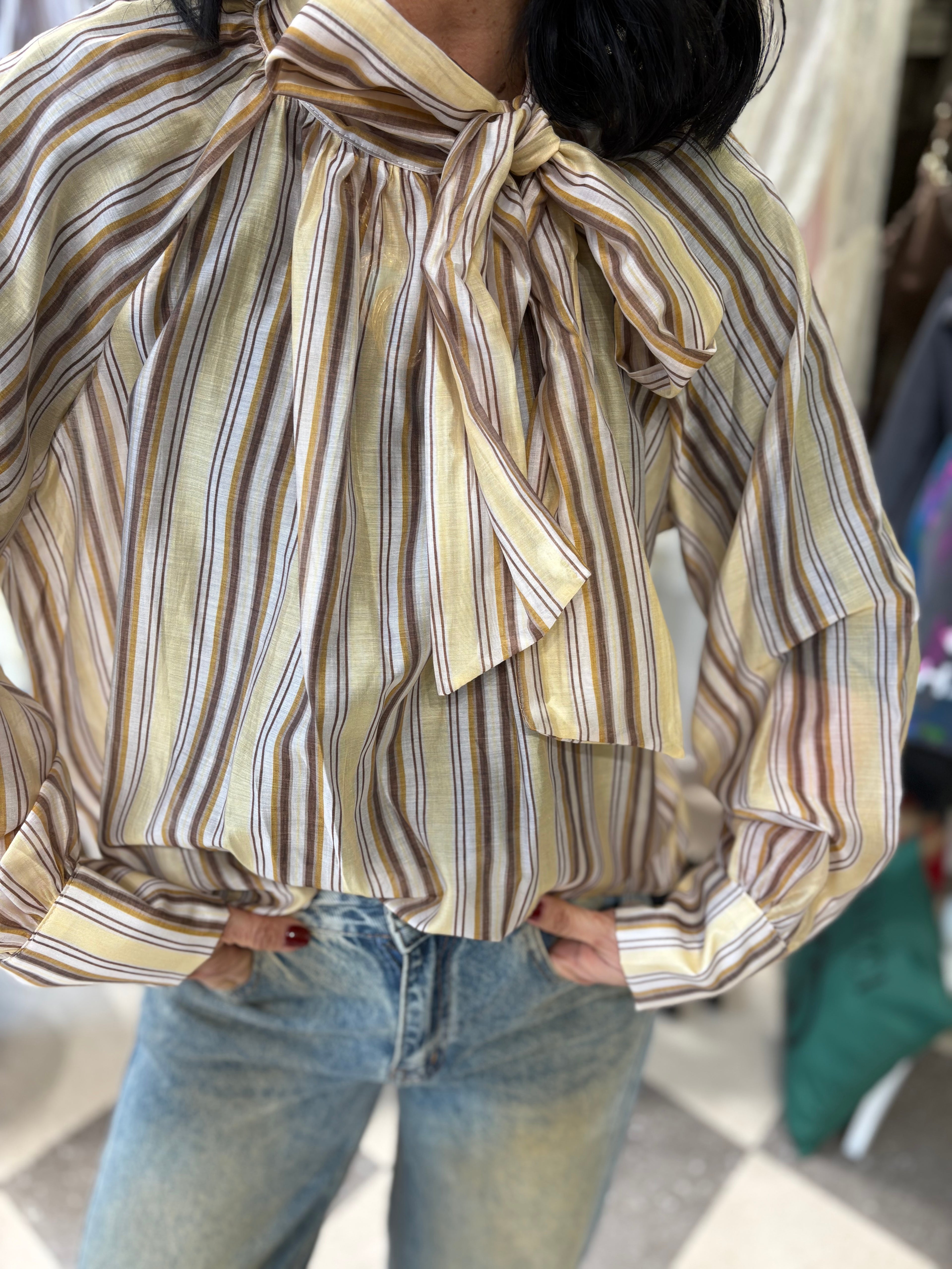 Blusa con fiocco sul collo