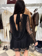 Abito corto in pizzo nero con maniche ampie