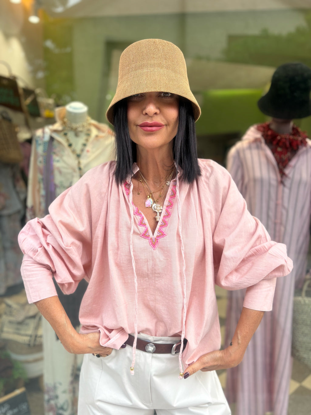 Blusa con dettaglio ricamato con perline sul collo