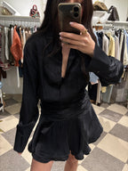 Abito corto nero con vita arricciata