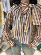 Blusa con fiocco a righe caramello