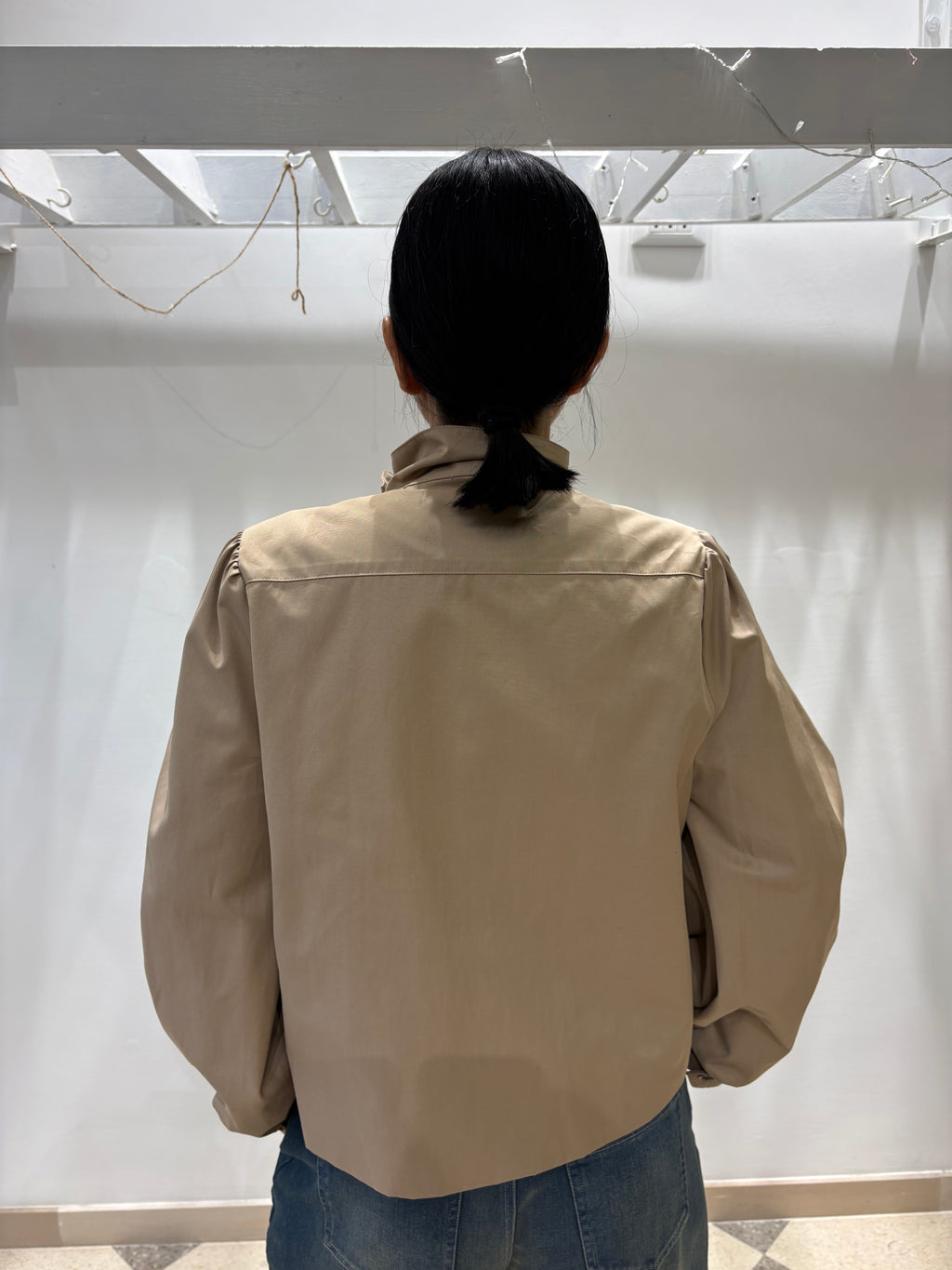 Motel trench cropped con dettaglio maniche a sbuffo