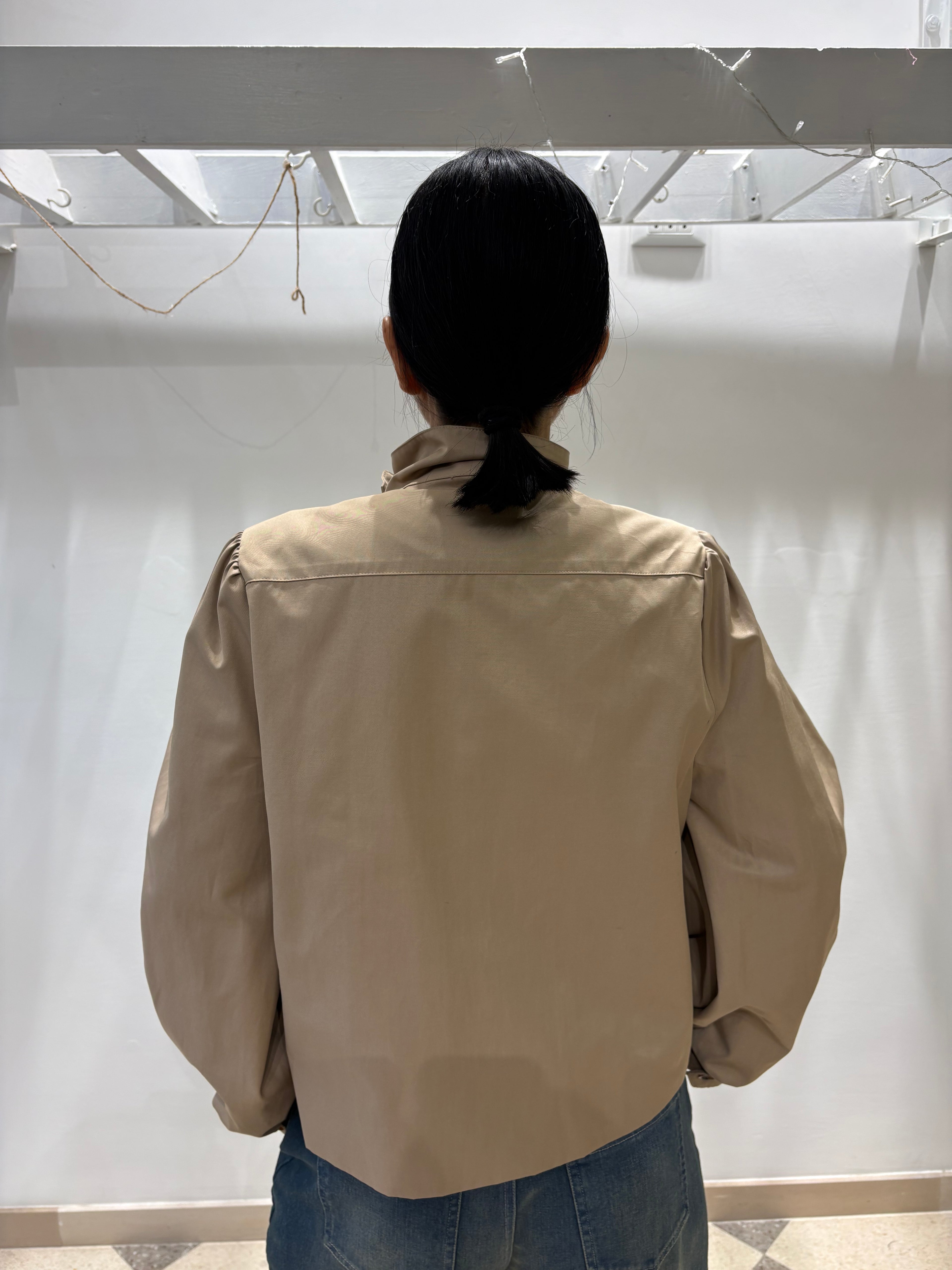 Motel trench cropped con dettaglio maniche a sbuffo
