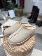 Mules in eco camoscio con ricamo