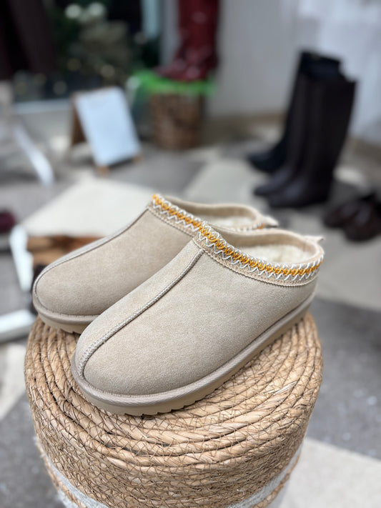 Mules in eco camoscio con ricamo