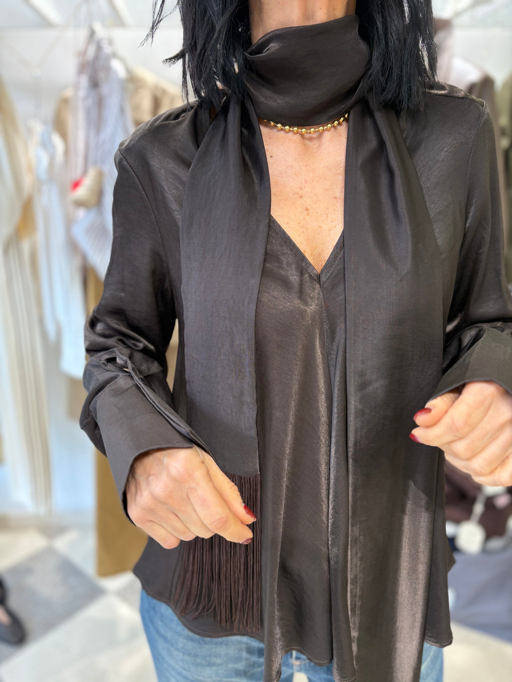 Blusa satin con skinny scarf Moro