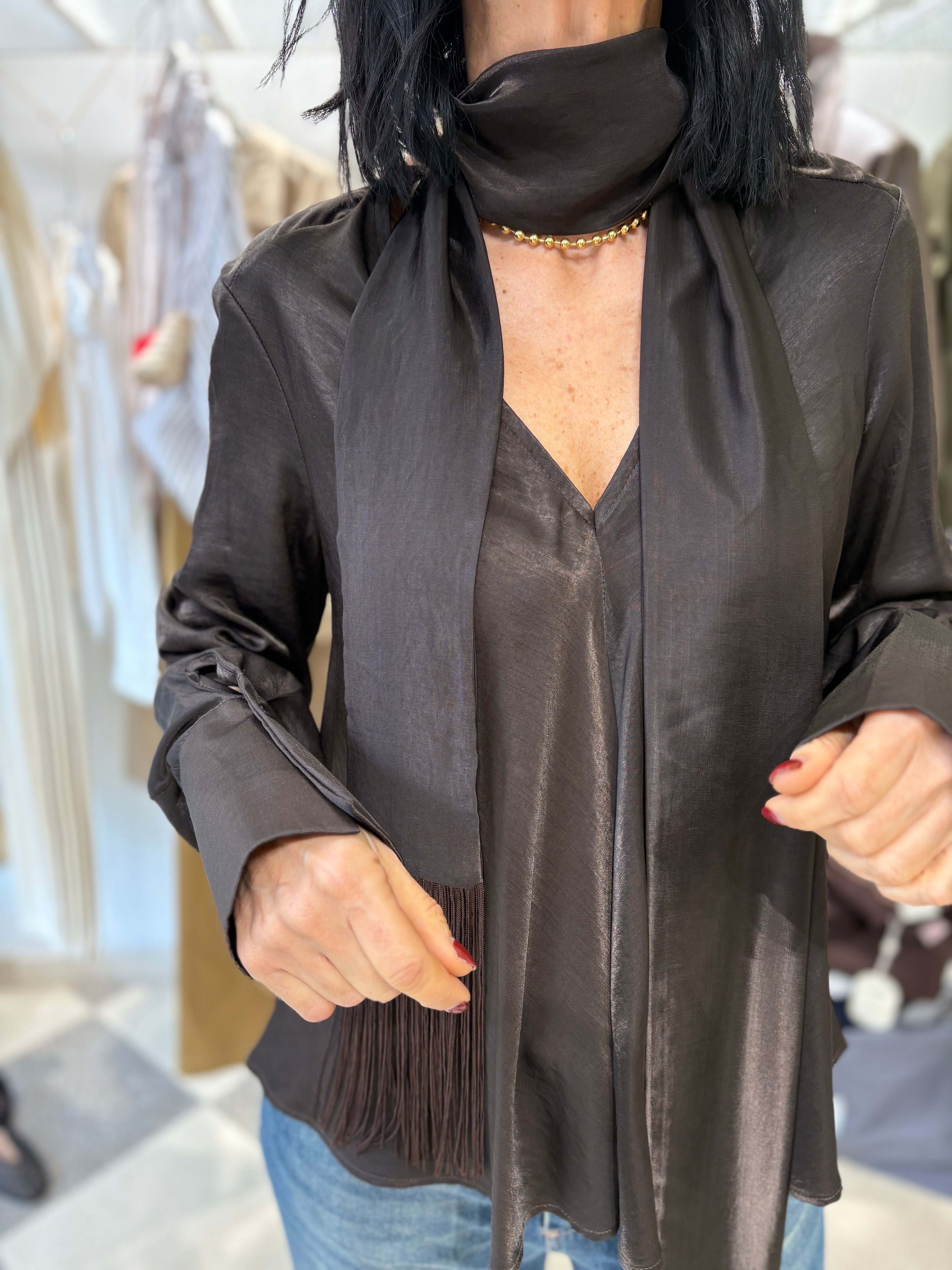 Blusa satin con skinny scarf Moro