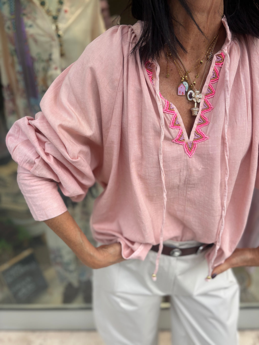 Blusa con dettaglio ricamato con perline sul collo