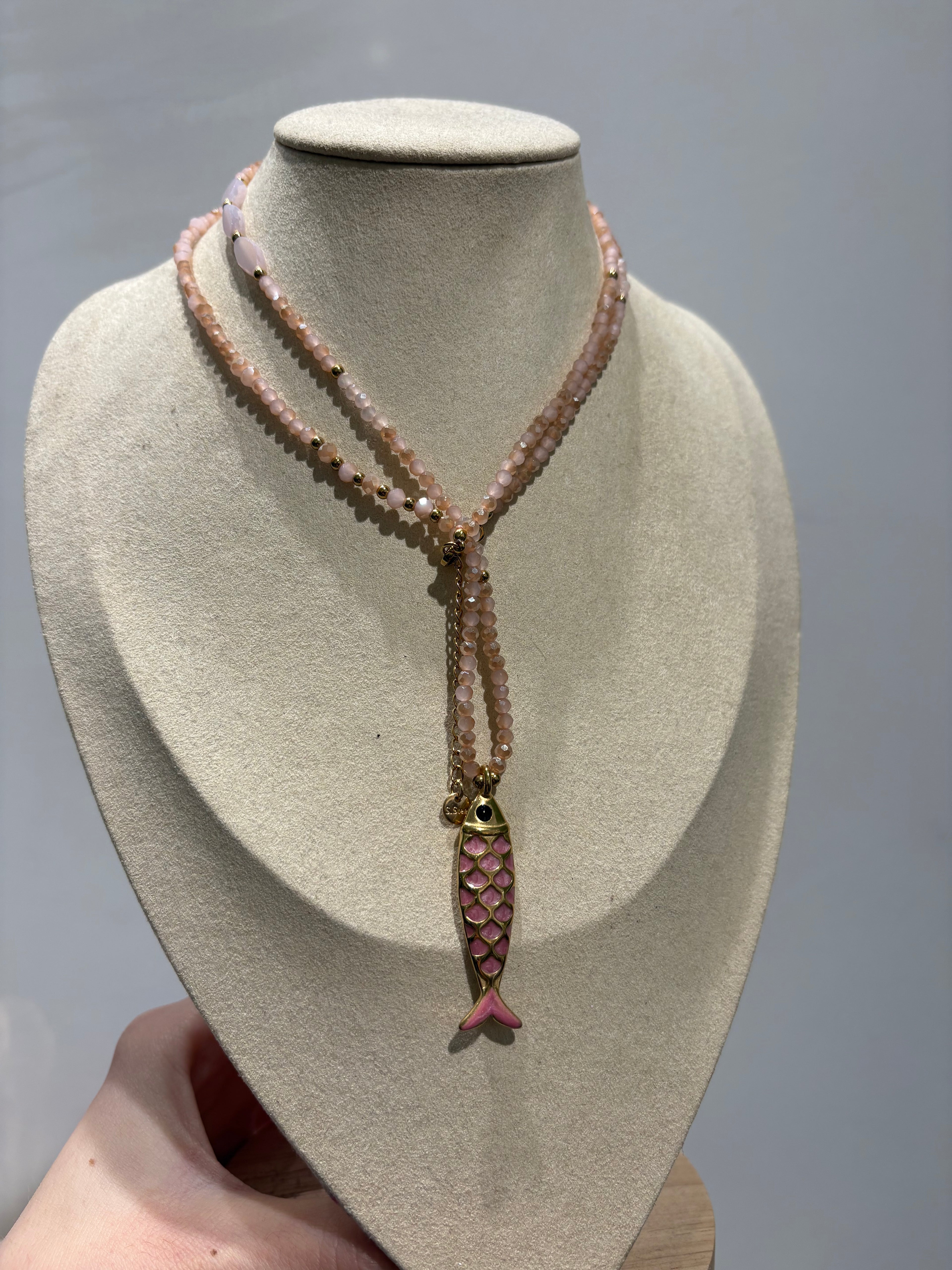 Collana con perline rosa e oro e charm pesciolino