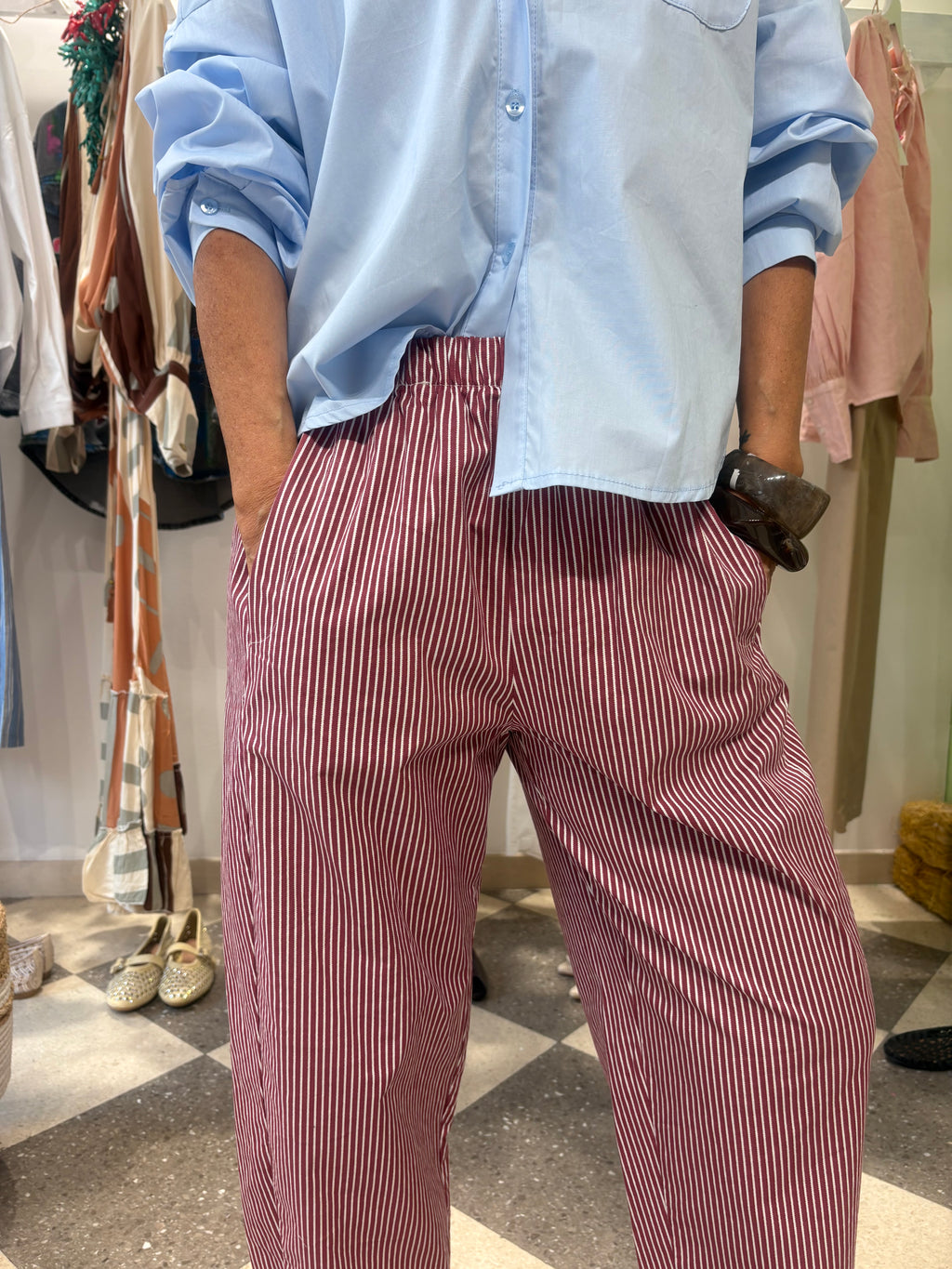 Pantalone gamba dritta con elastico in vita - micro righe rosse