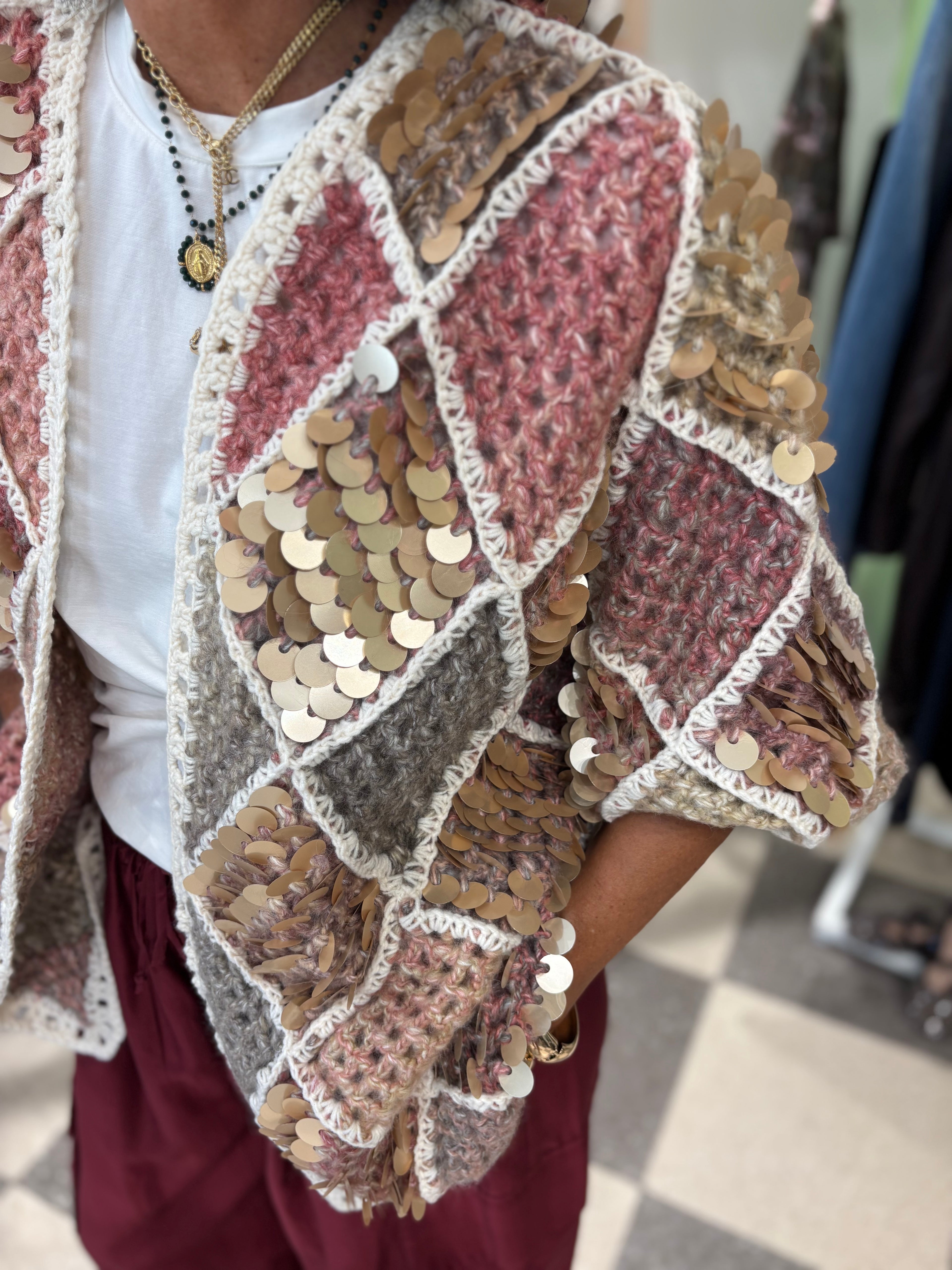 Cardigan crochet con maxi paillettes