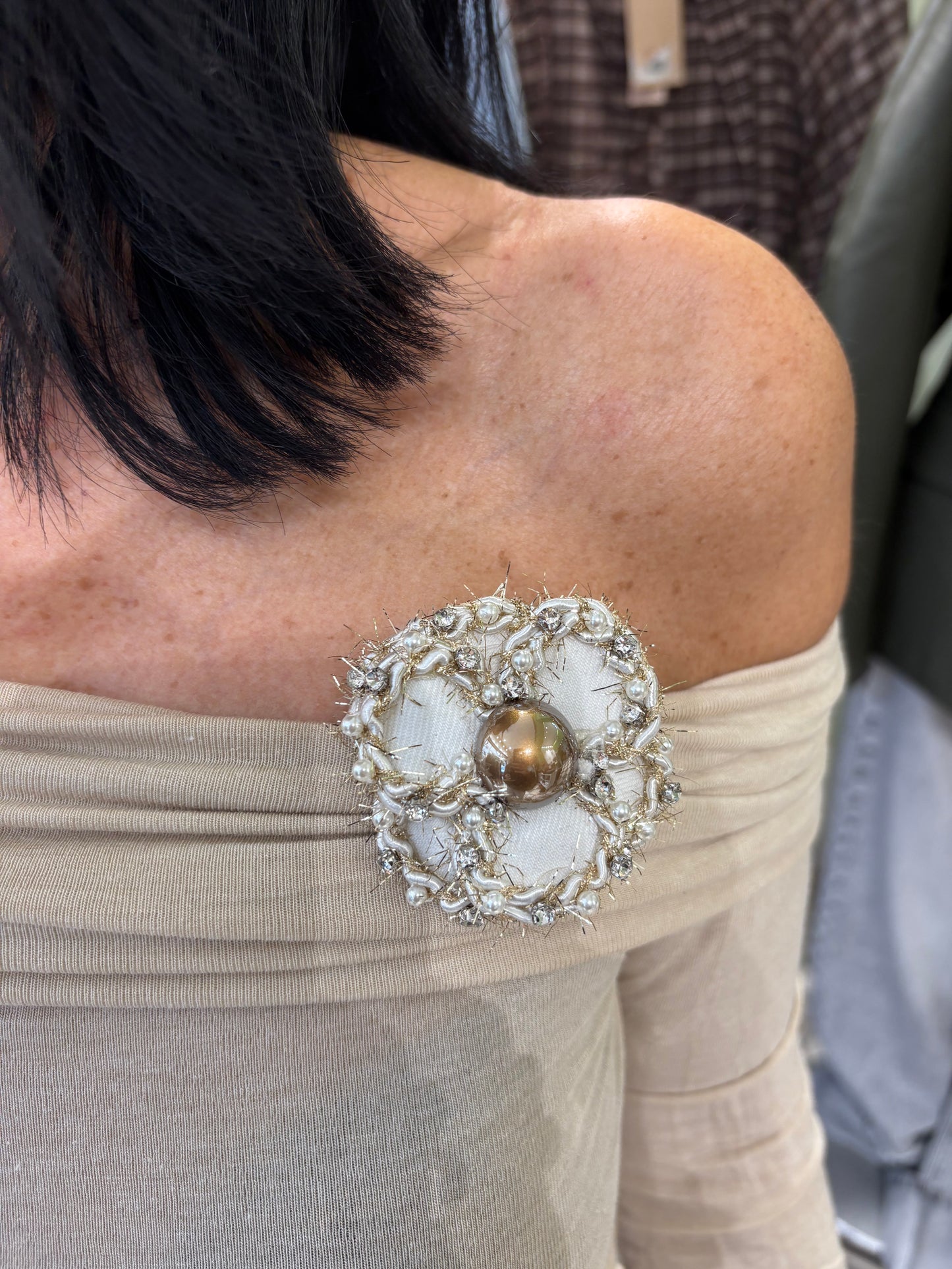 Spilla camelia in tessuto con applicazioni di micro perle