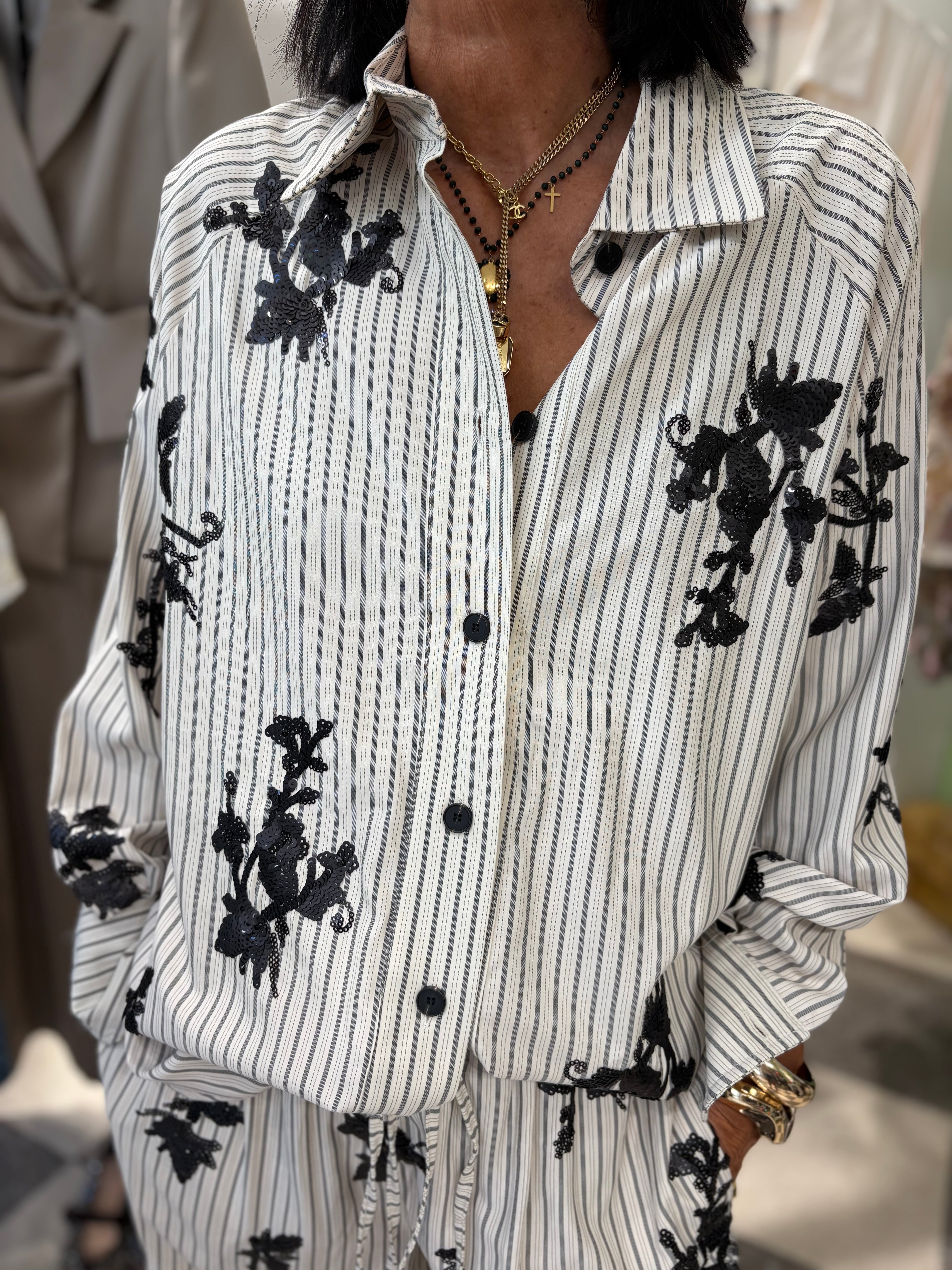 Camicia rigata con ricami in paillettes