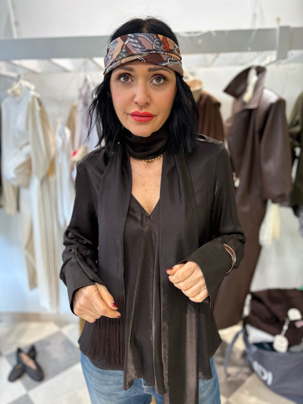 Blusa satin con skinny scarf Moro