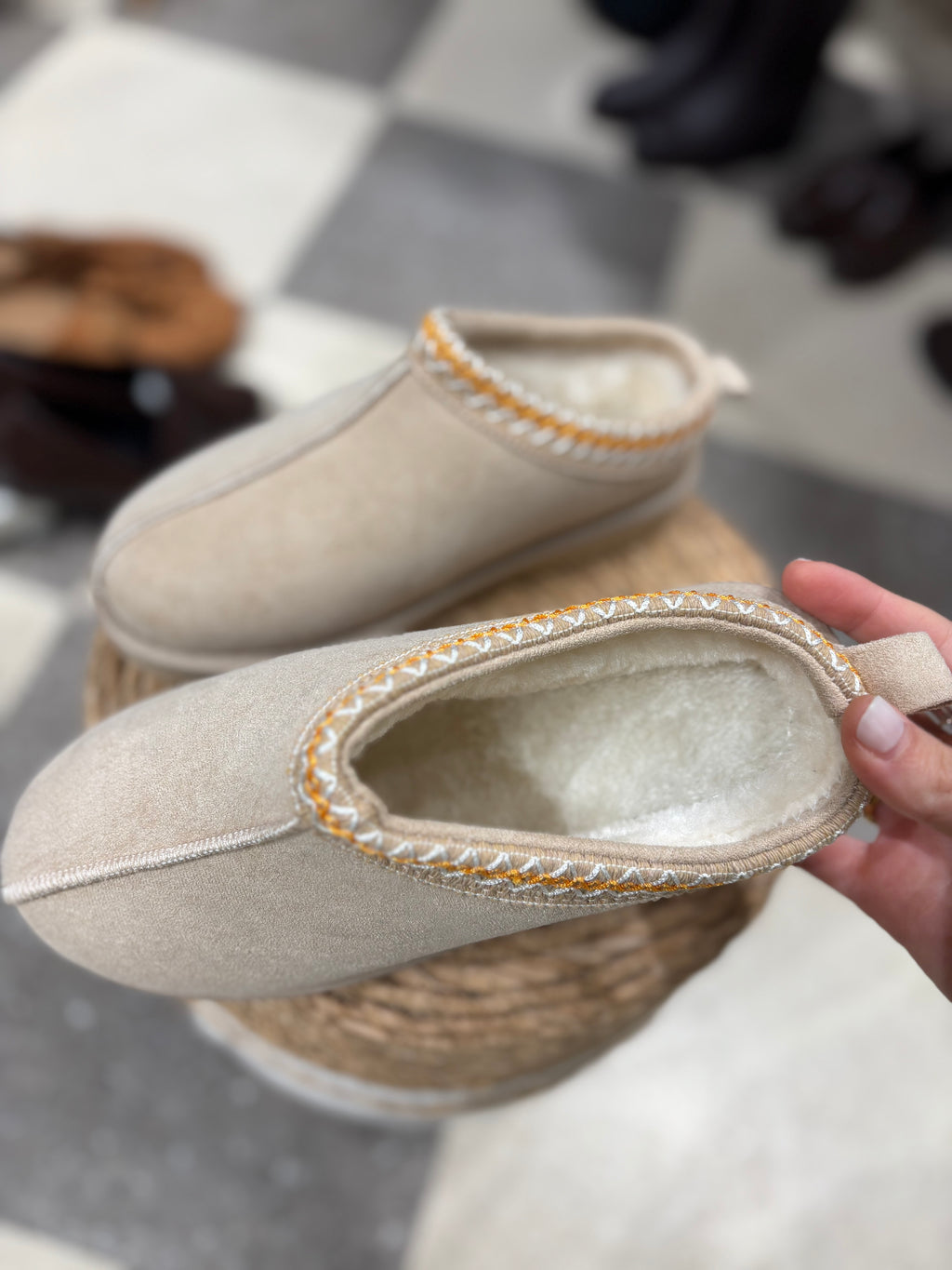 Mules in eco camoscio con ricamo