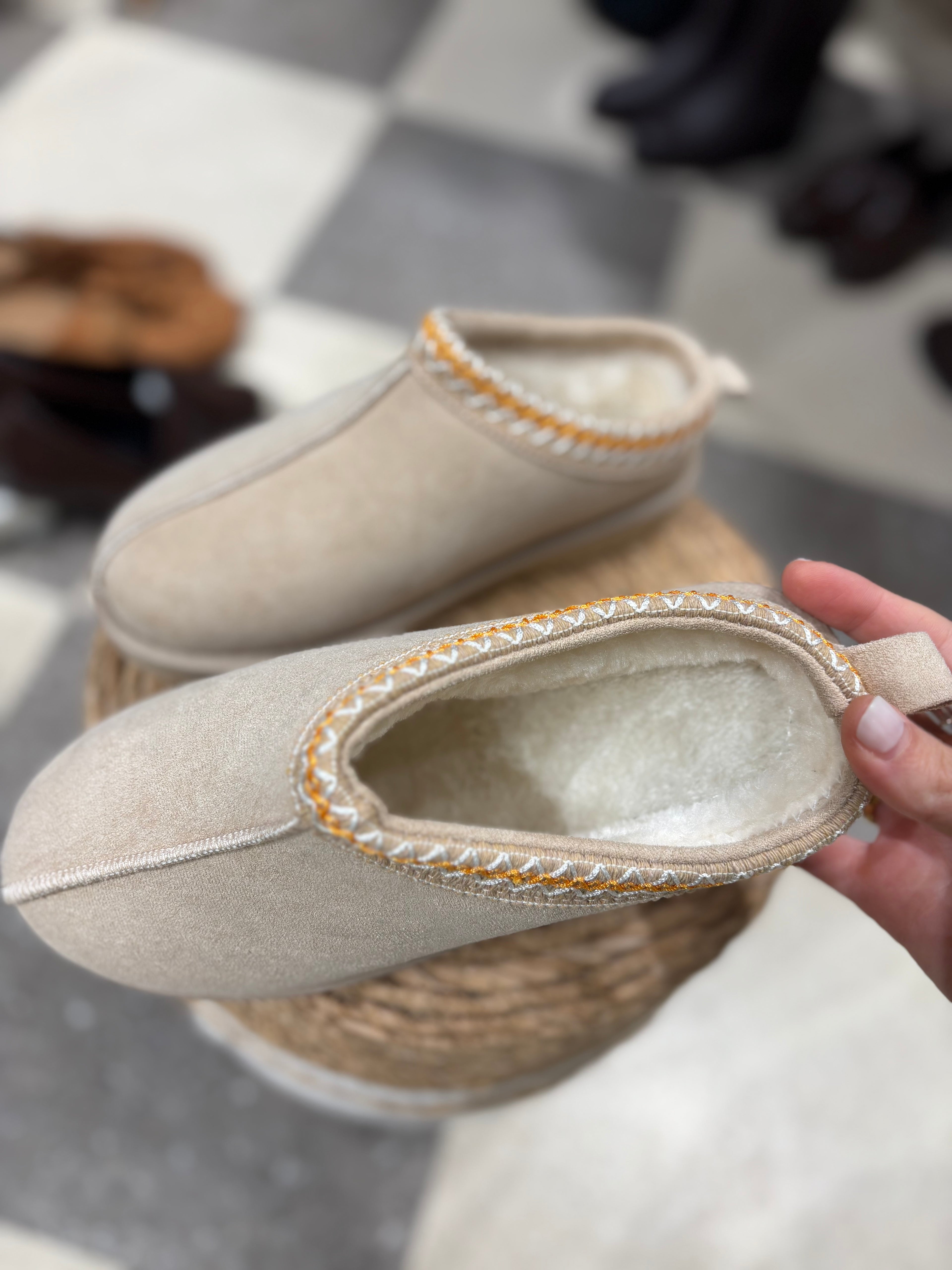 Mules in eco camoscio con ricamo