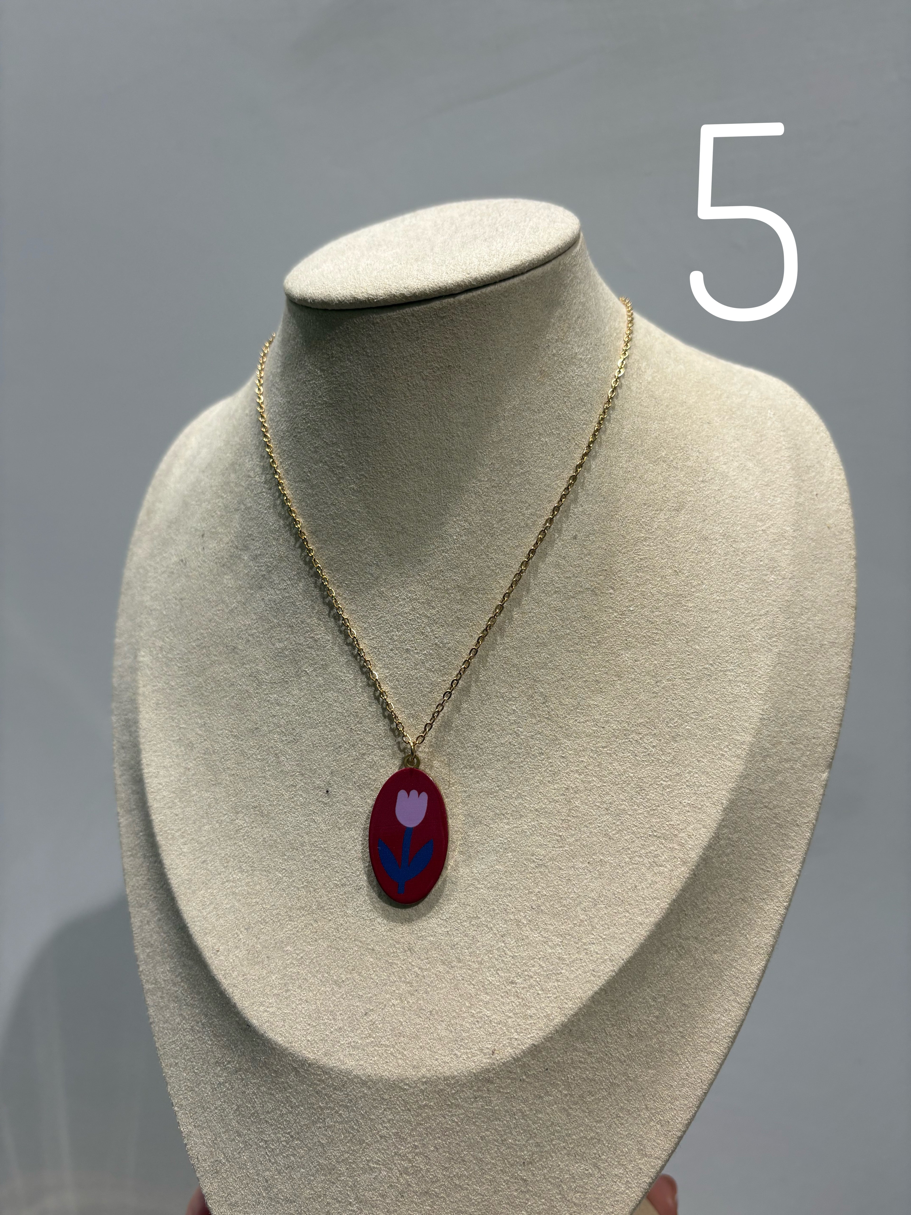 Collana con charm smaltato