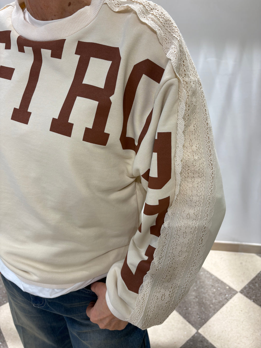 Motel felpa Saint Tropez con dettagli pizzo su spalle e maniche