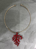 Collana rigida con charm corallo