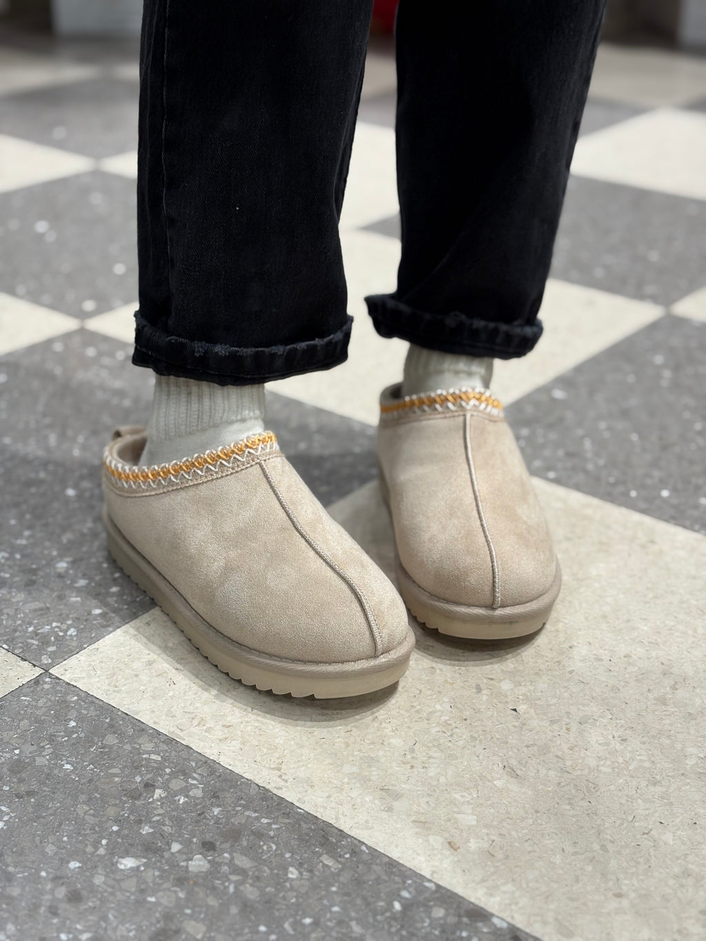 Mules in eco camoscio con ricamo