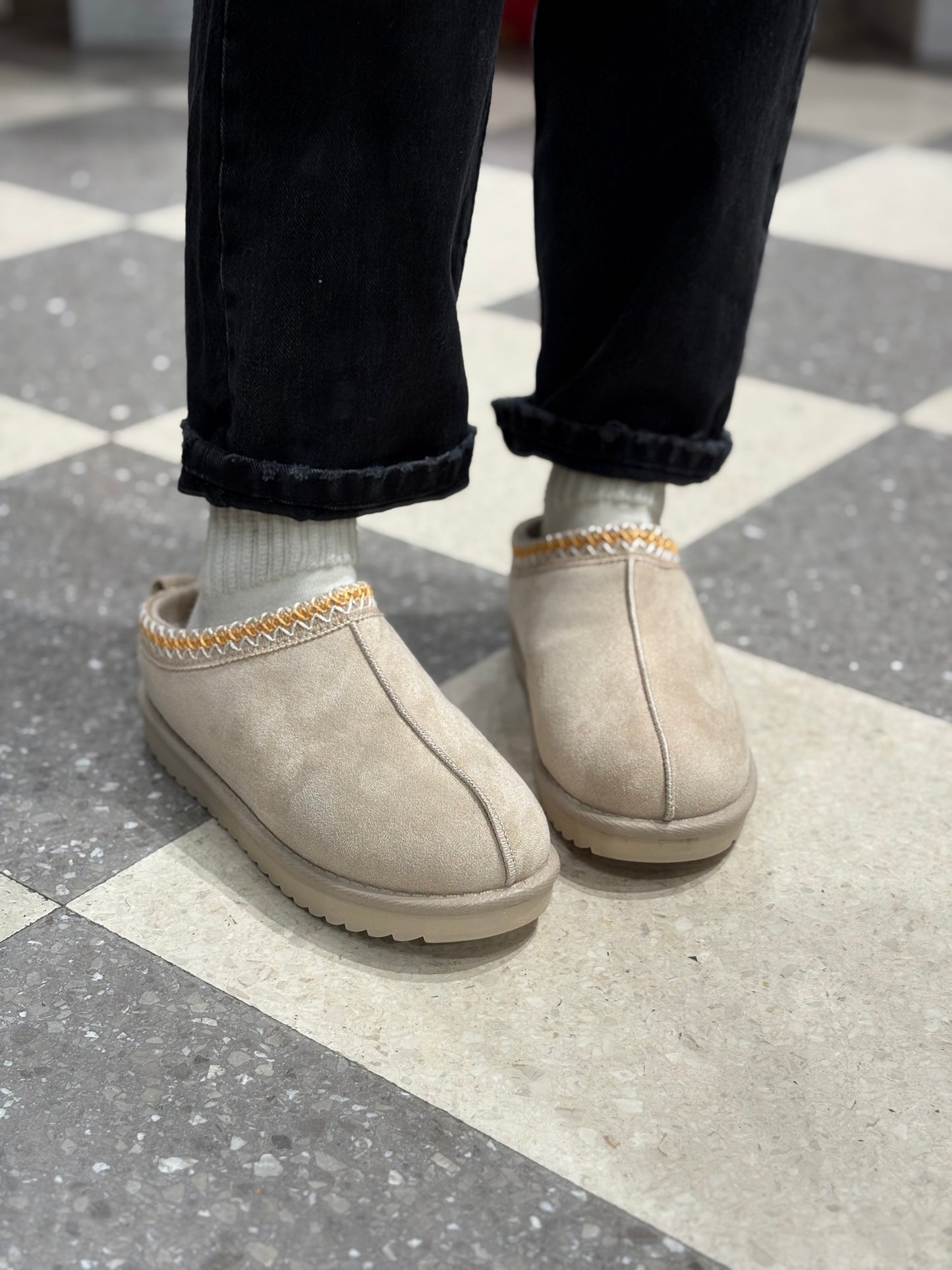 Mules in eco camoscio con ricamo