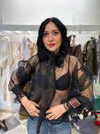 Blusa in Organza Plumetis Nera con Fiocco – €39,90