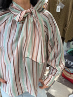 Blusa a righe con fiocco al collo