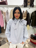 Blusa con fiocco sul collo fondo celeste