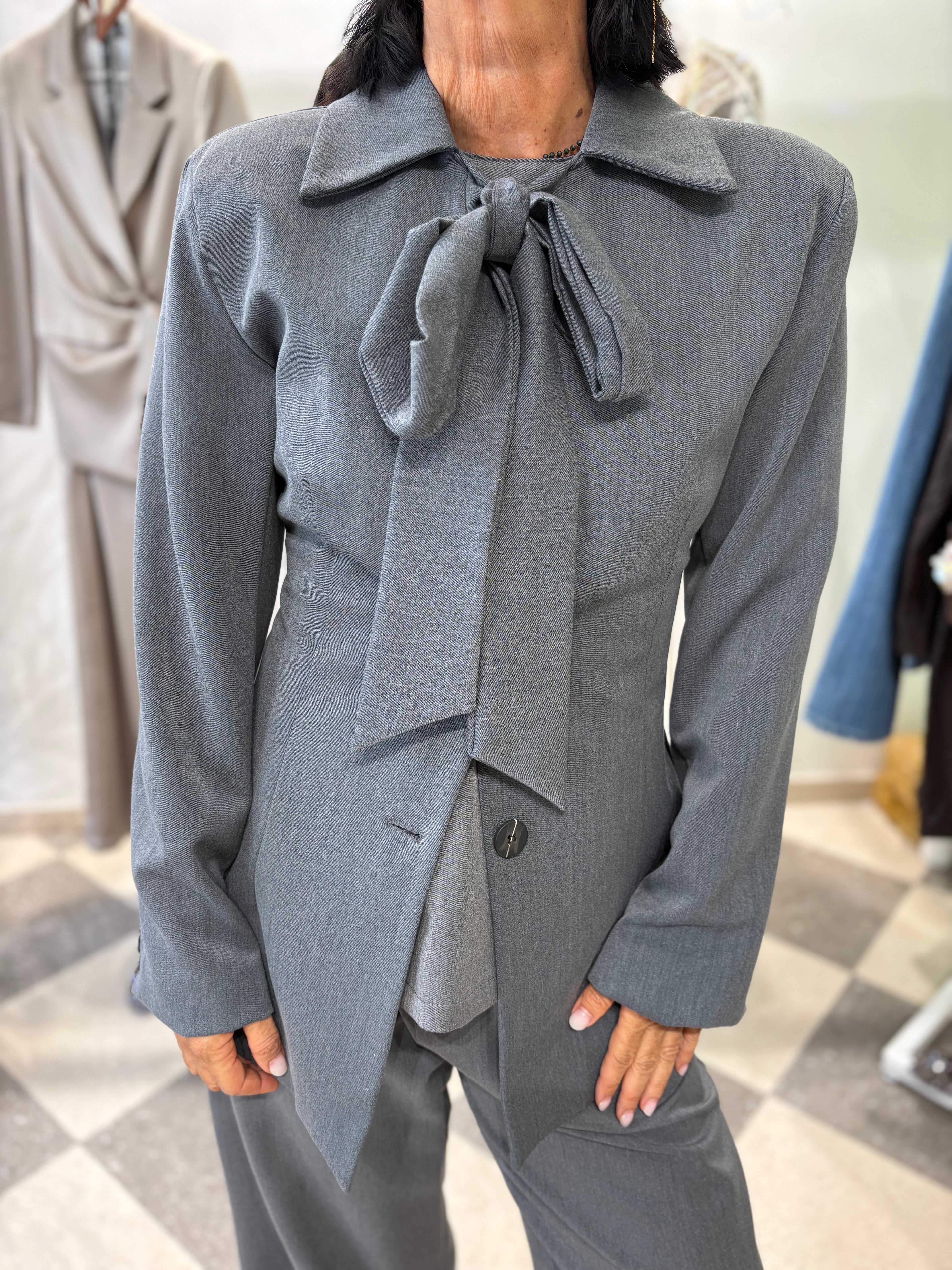 Blazer grigio sartoriale con fiocco