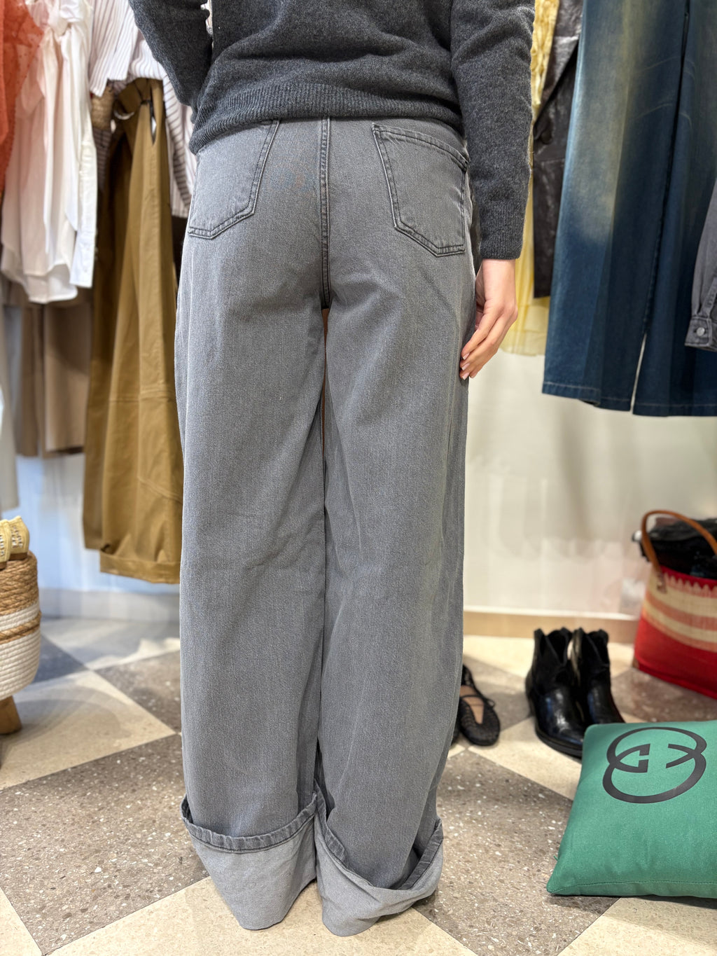 Denim vita alta gamba ampia e maxi risvolto