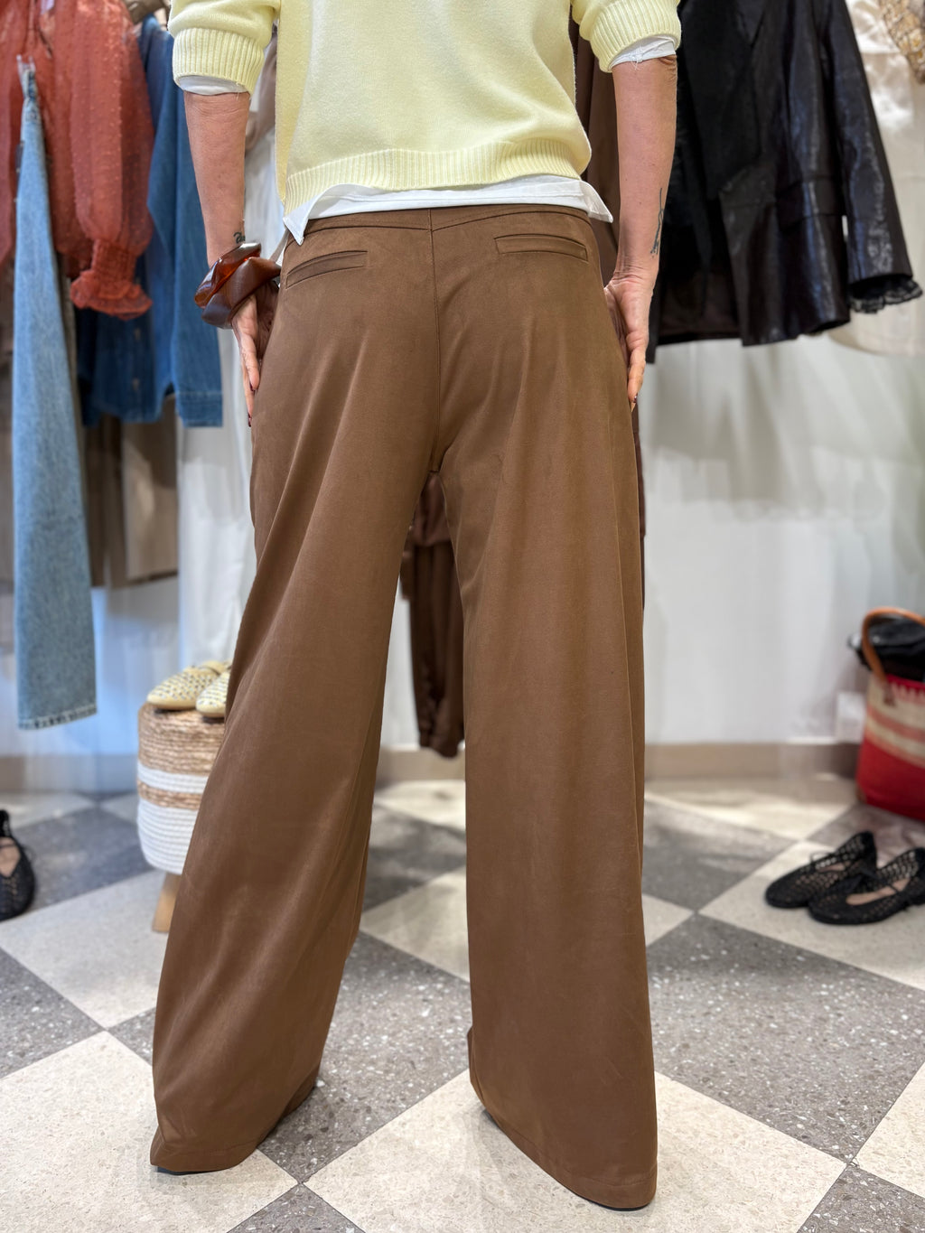 Pantalone in eco camoscio tabacco a palazzo