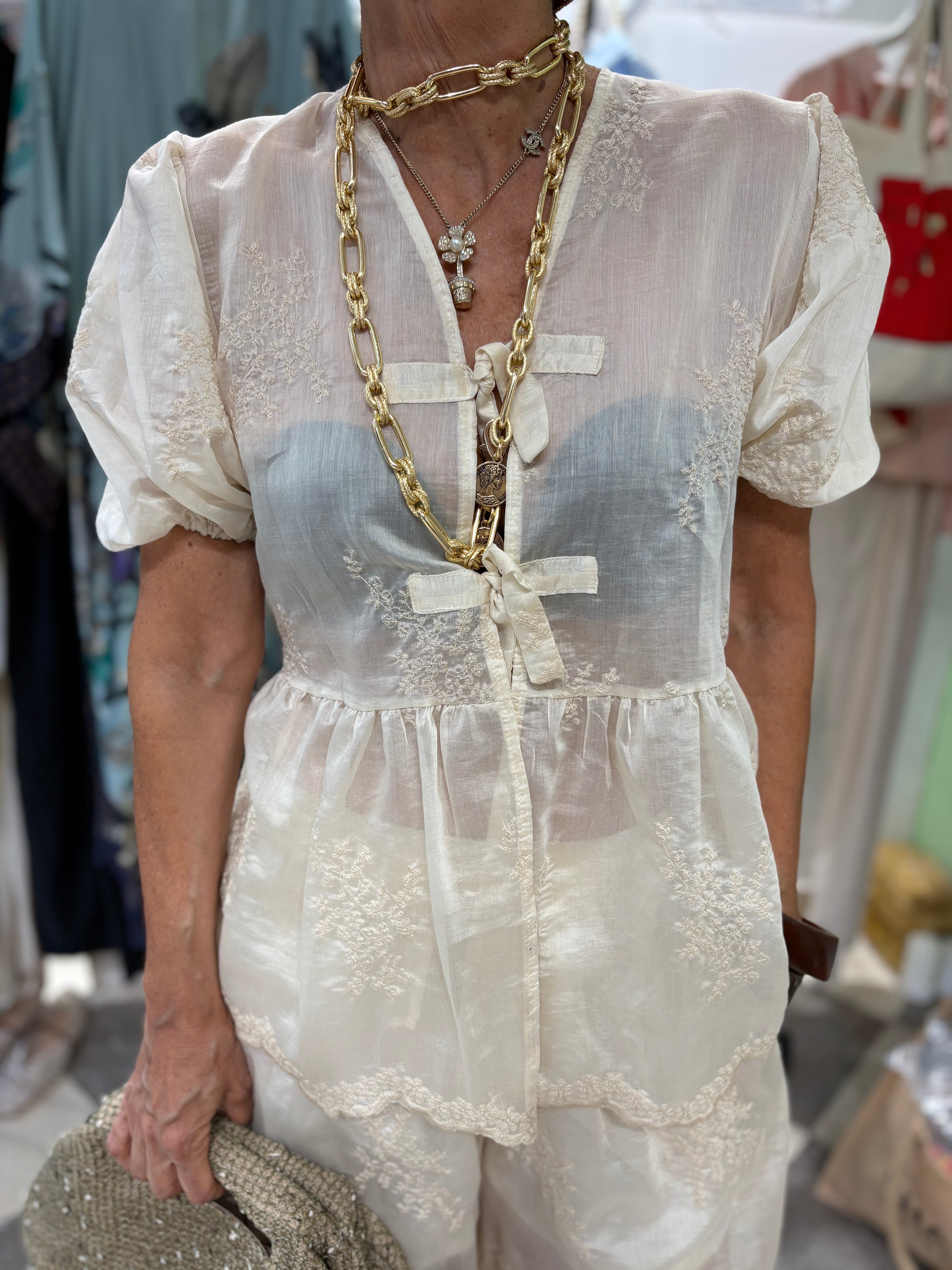 Camicia ricamata fiocco latte