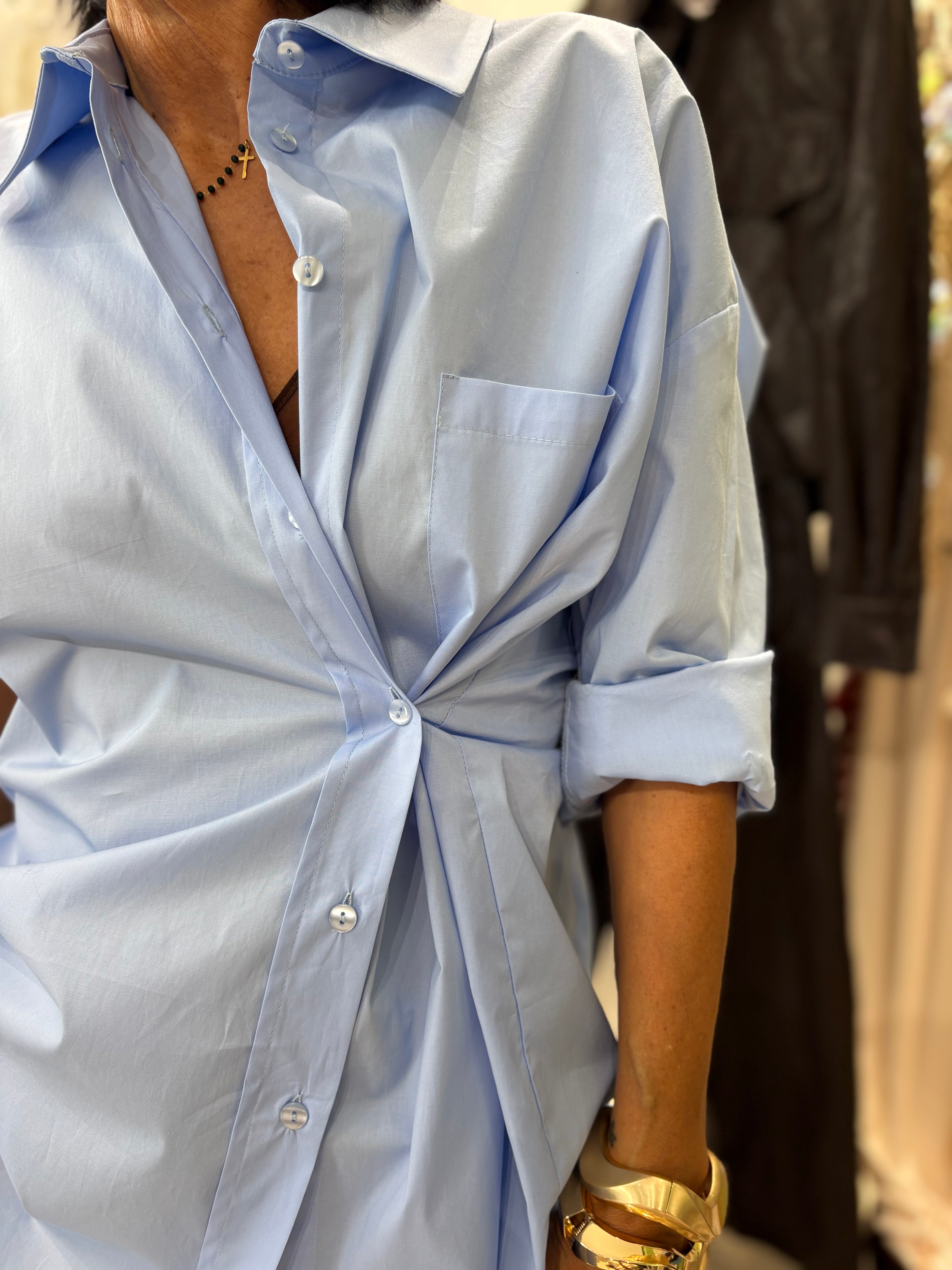 Camicia azzurra con drappeggio laterale