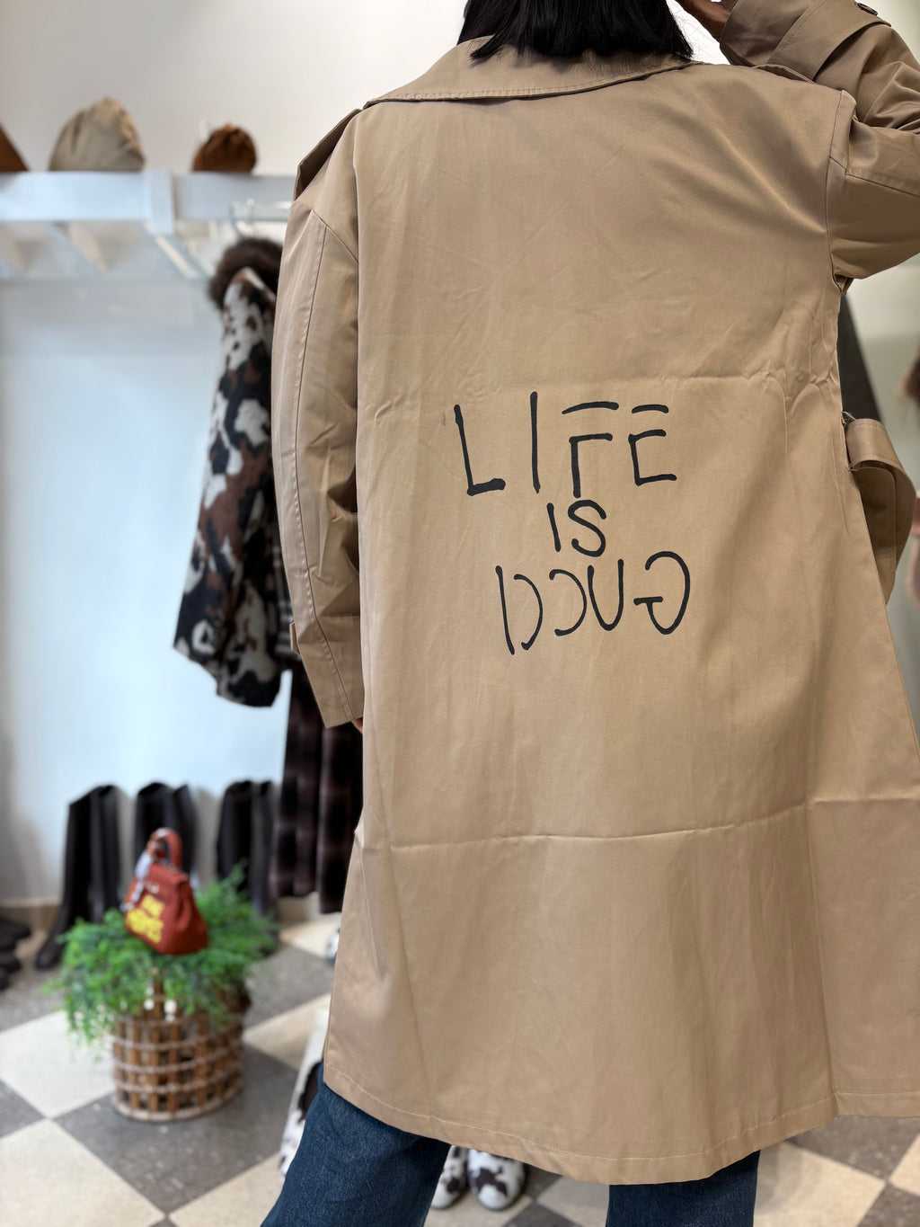 Trench custom dipinto a mano Life is Gucci