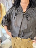 Blusa con fiocco al collo e manica morbida