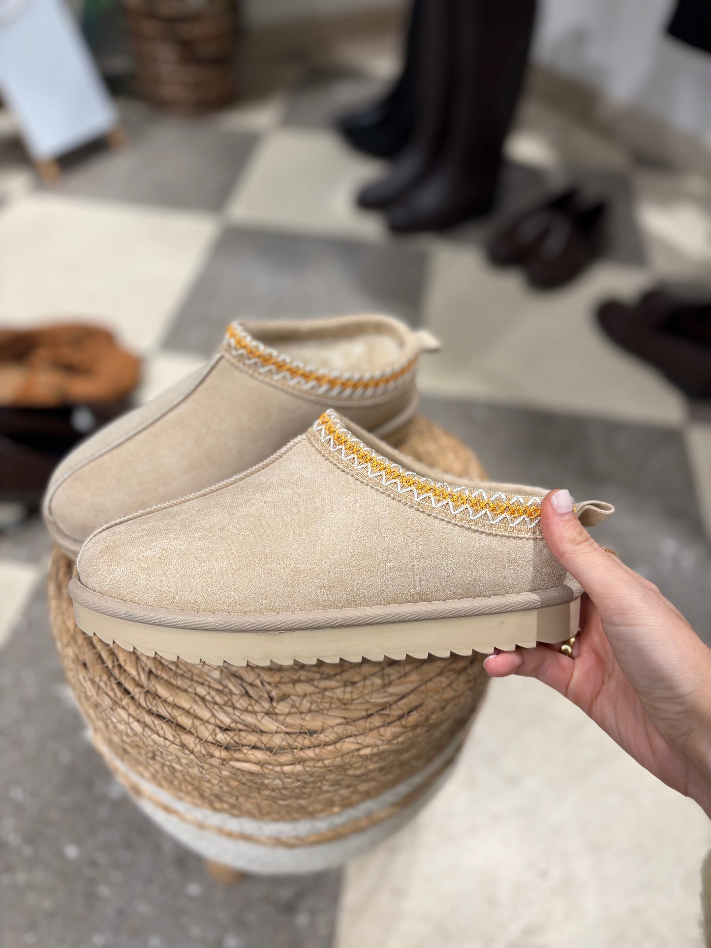 Mules in eco camoscio con ricamo