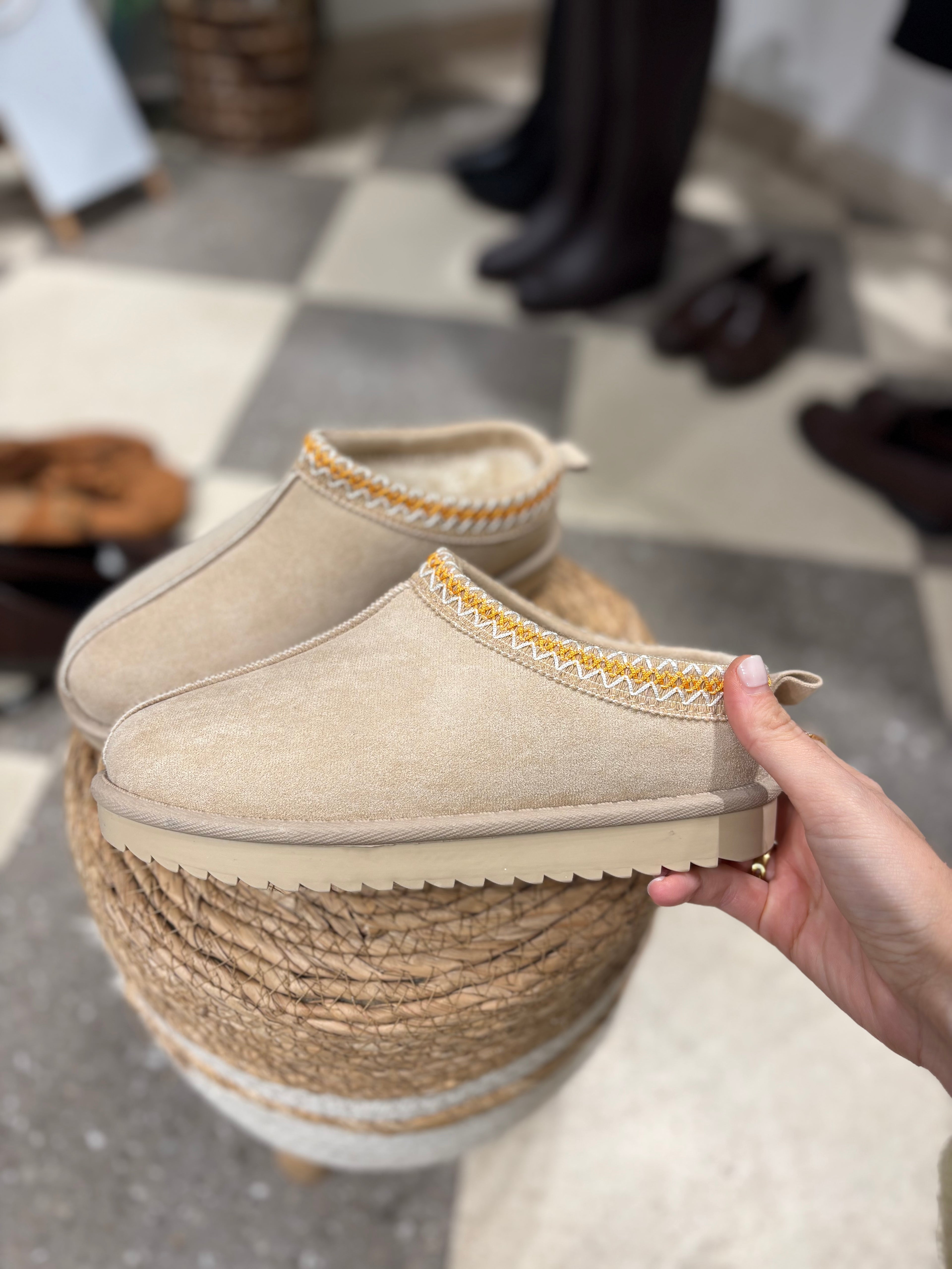 Mules in eco camoscio con ricamo