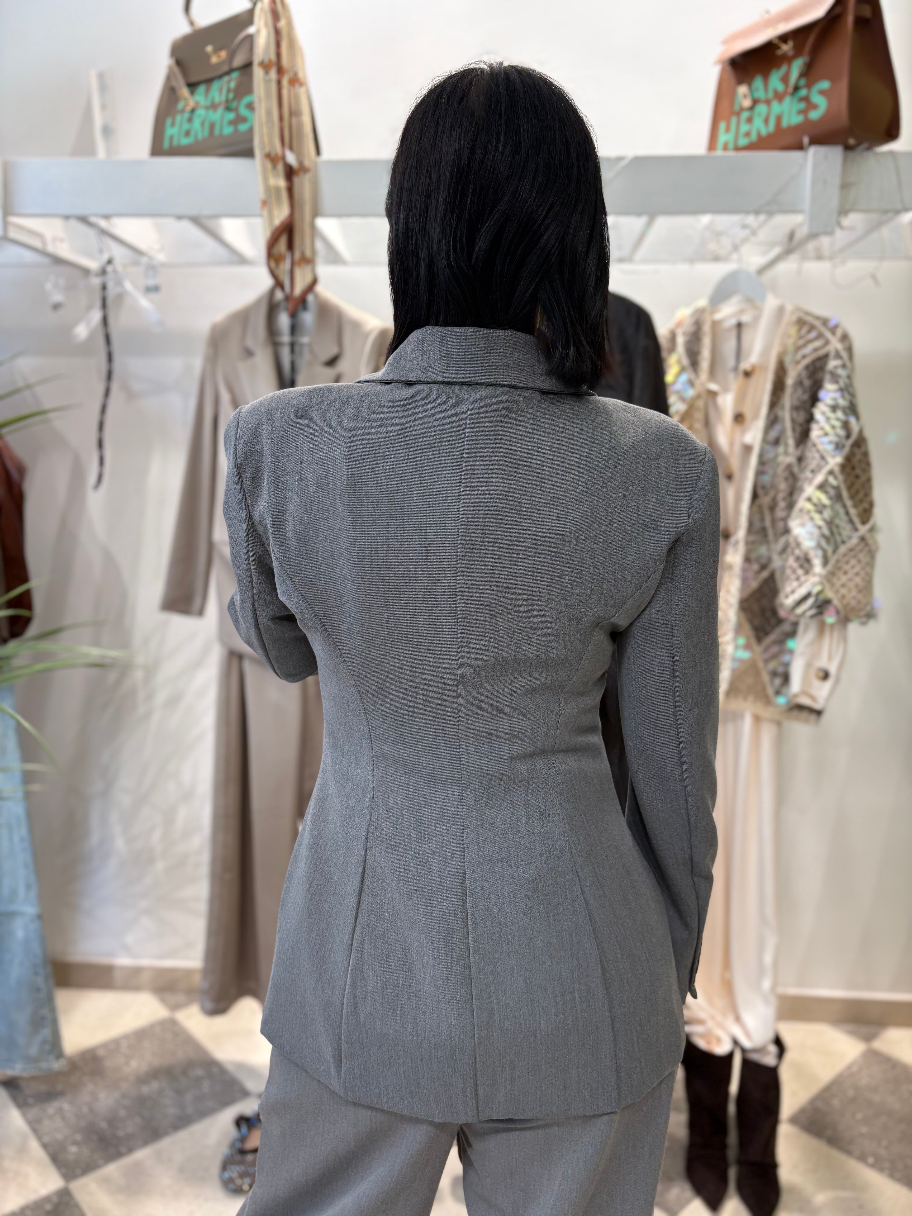Blazer grigio sartoriale con fiocco