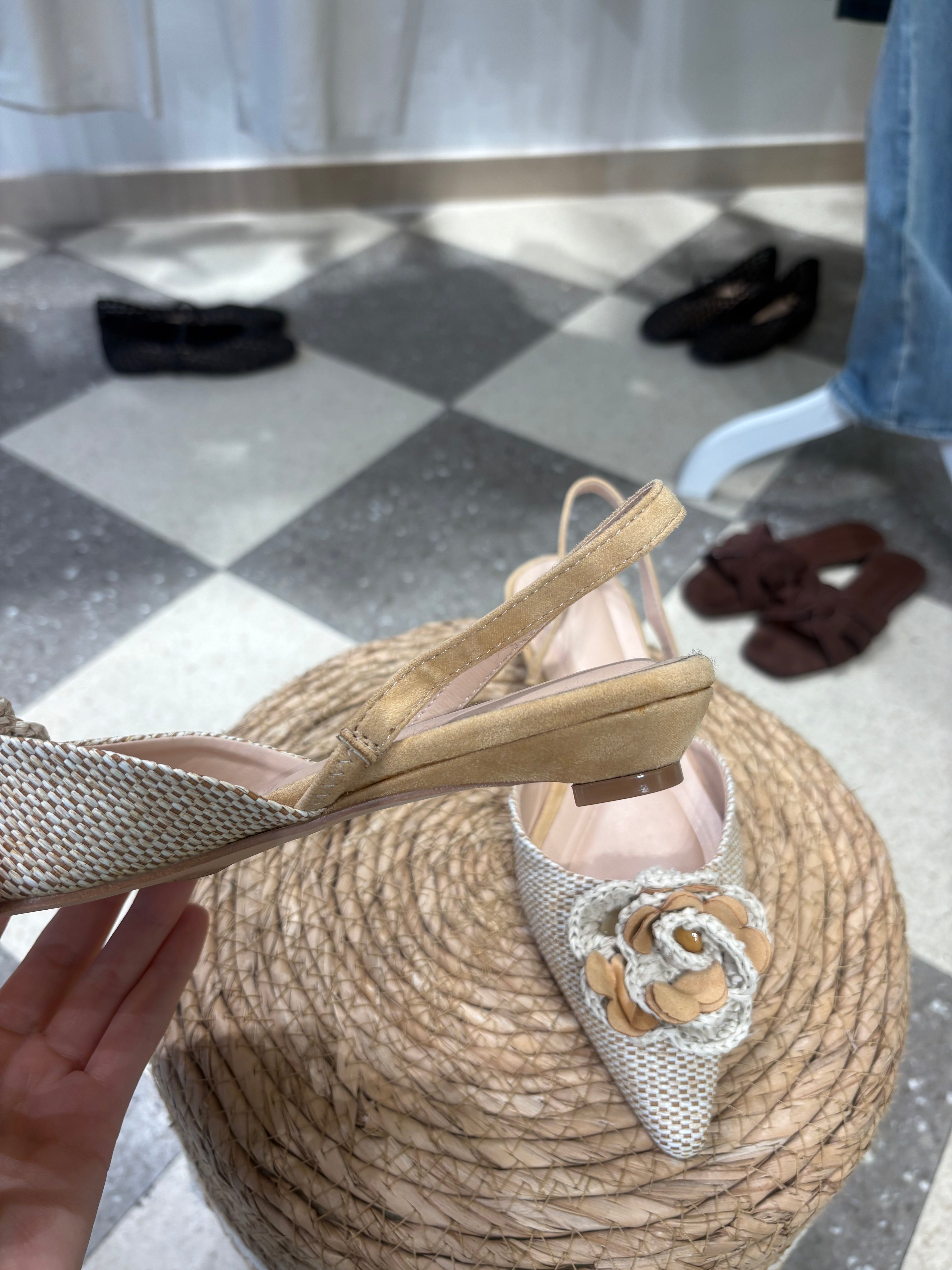 Ballerina slingback intrecciata con fiore applicato