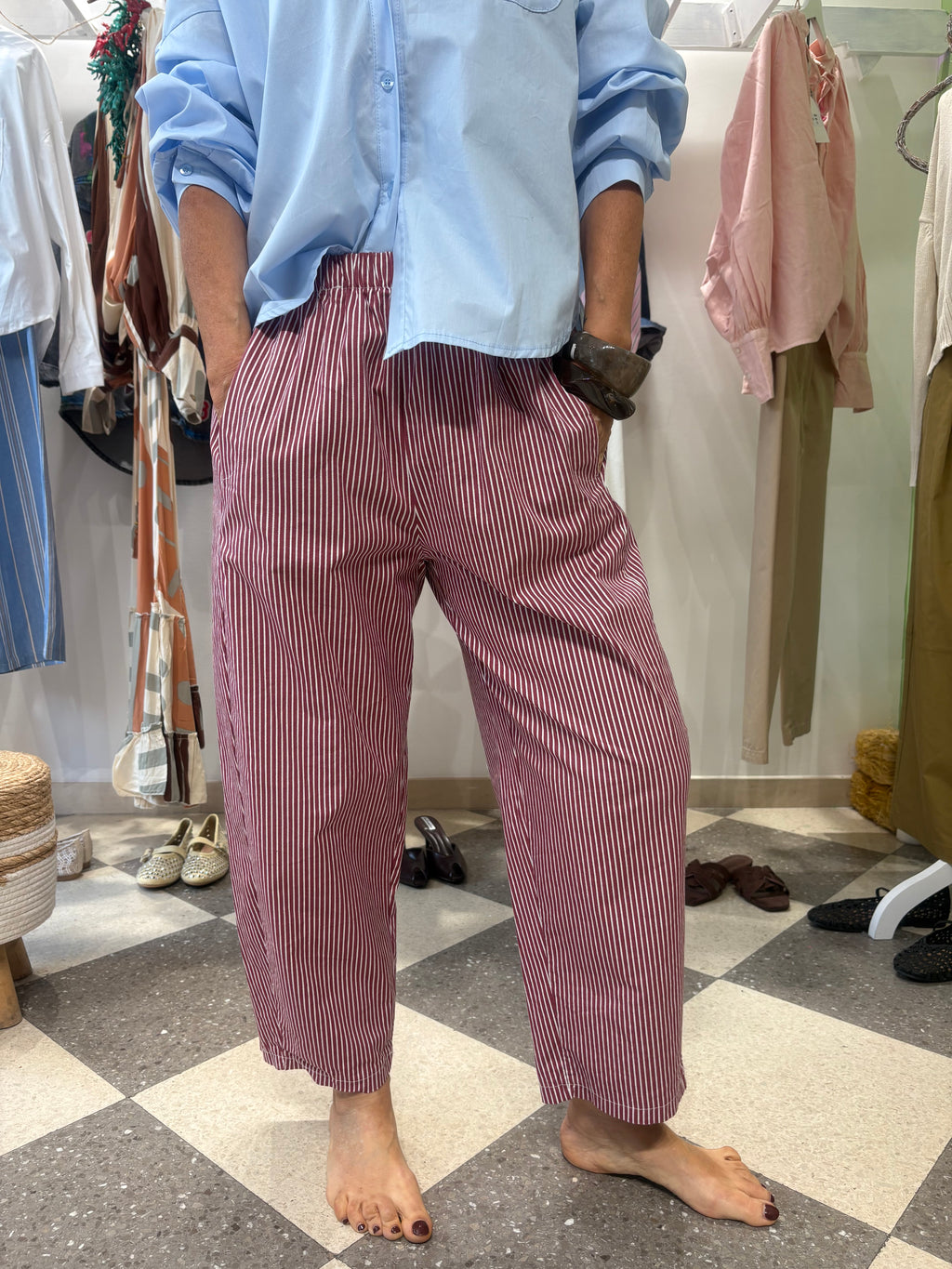 Pantalone gamba dritta con elastico in vita - micro righe rosse