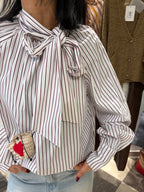 Camicia con fiocco sul collo e maniche leggermente a sbuffo