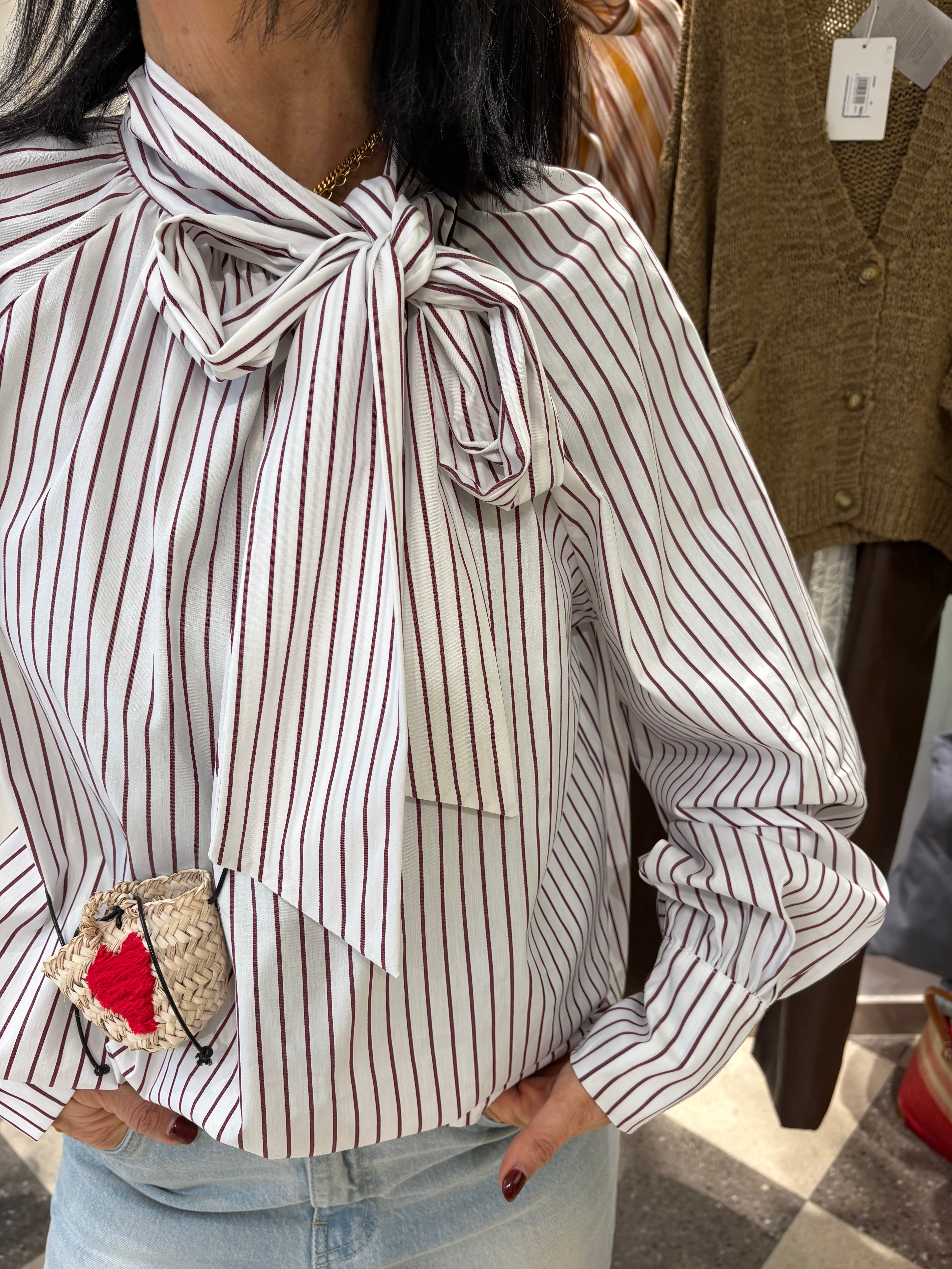 Camicia con fiocco sul collo e maniche leggermente a sbuffo